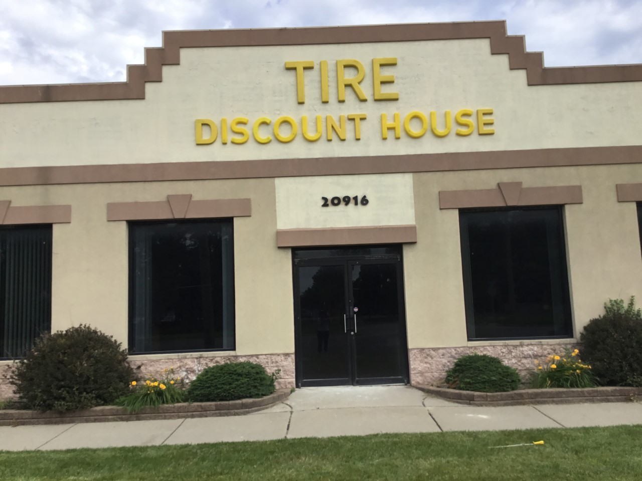 Tire Discount House Photo