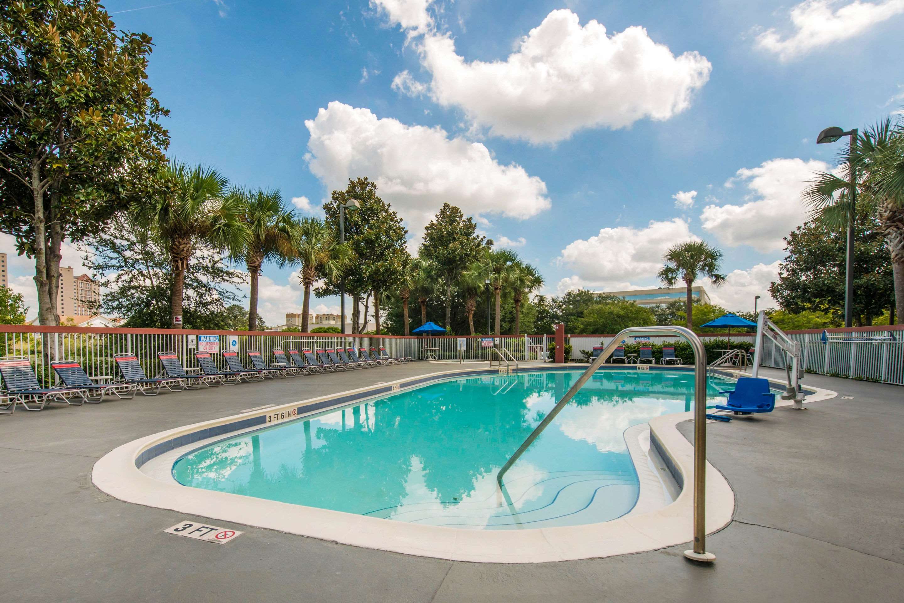 Comfort Inn & Suites Near Universal Orlando Resort Photo