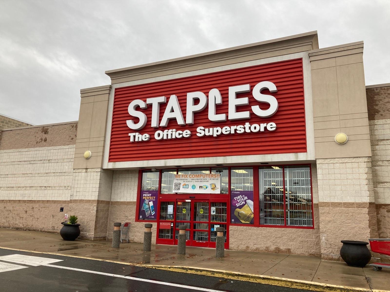 A Staples retail location in Maryland Stock Photo - Alamy