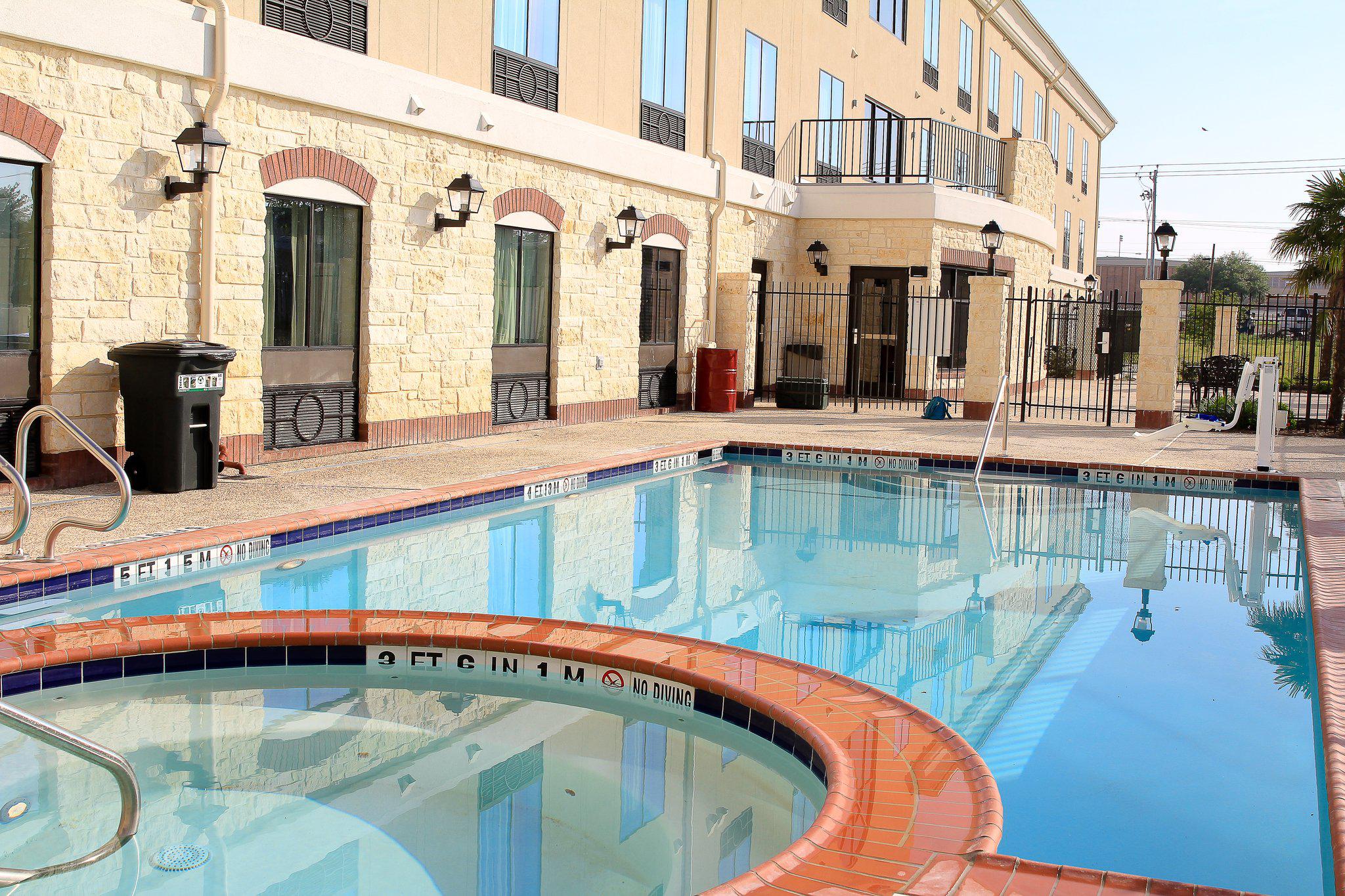 Holiday Inn Express & Suites Floresville Photo