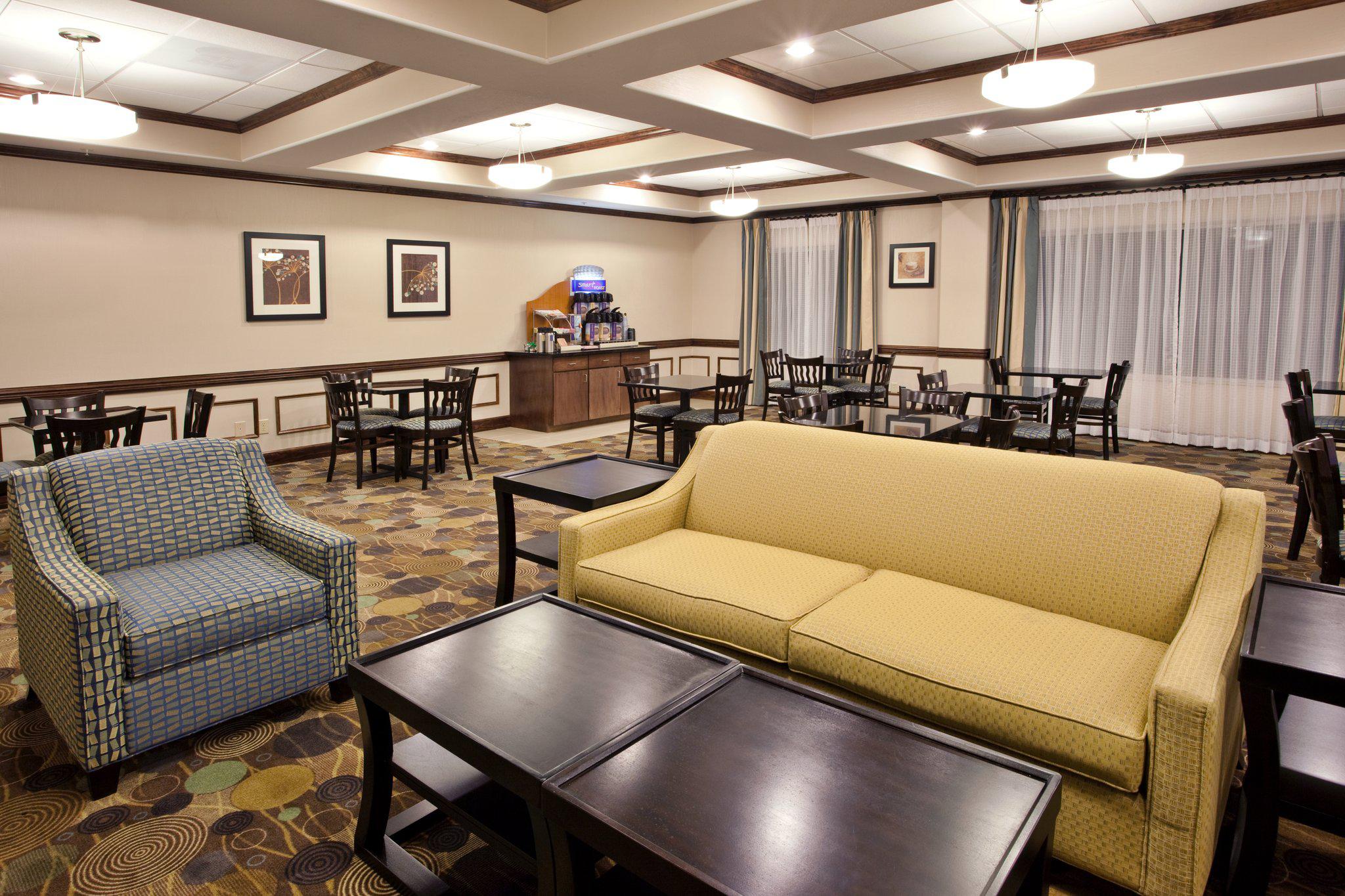 Holiday Inn Express & Suites Moultrie Photo