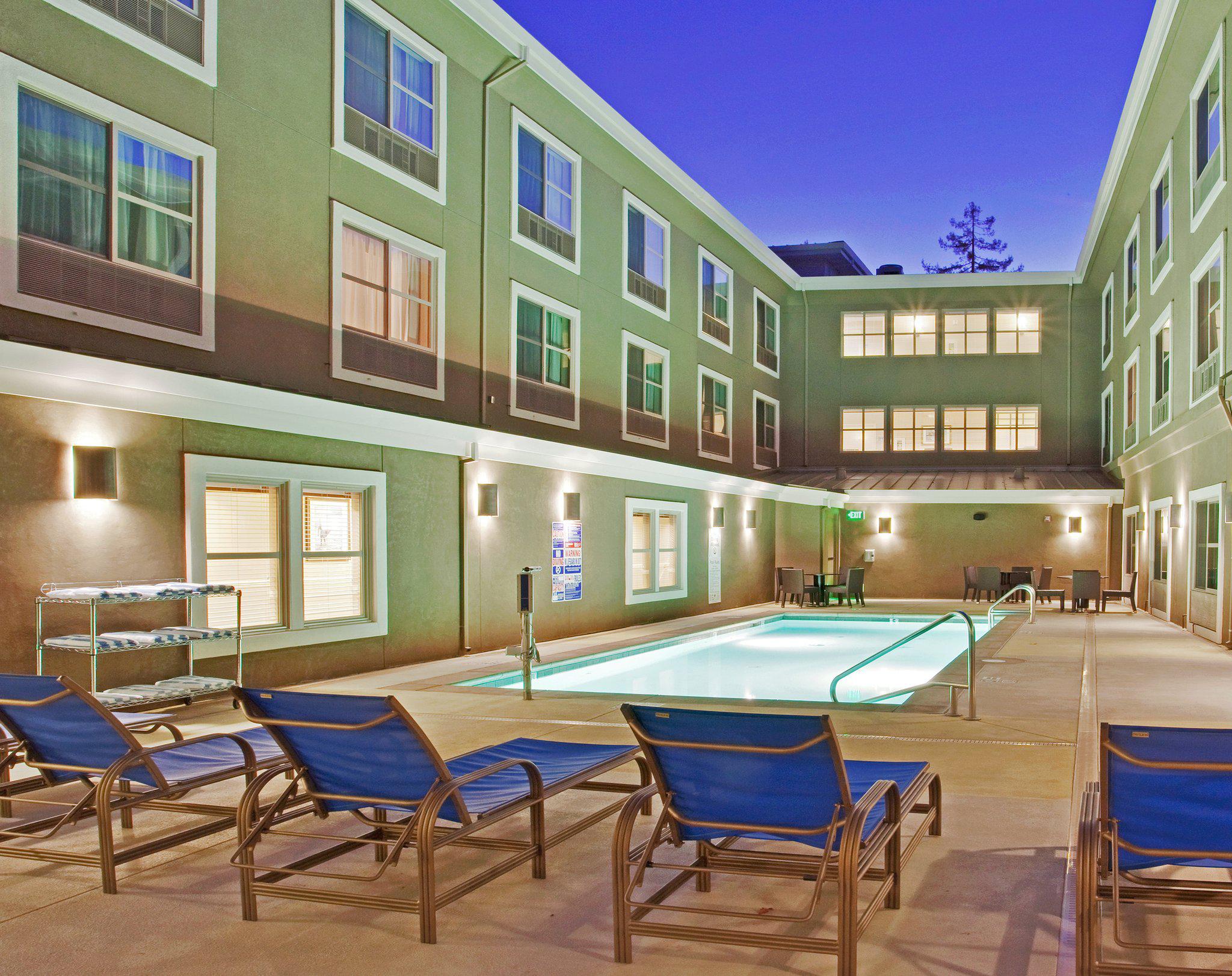 Holiday Inn Express & Suites Santa Cruz Photo