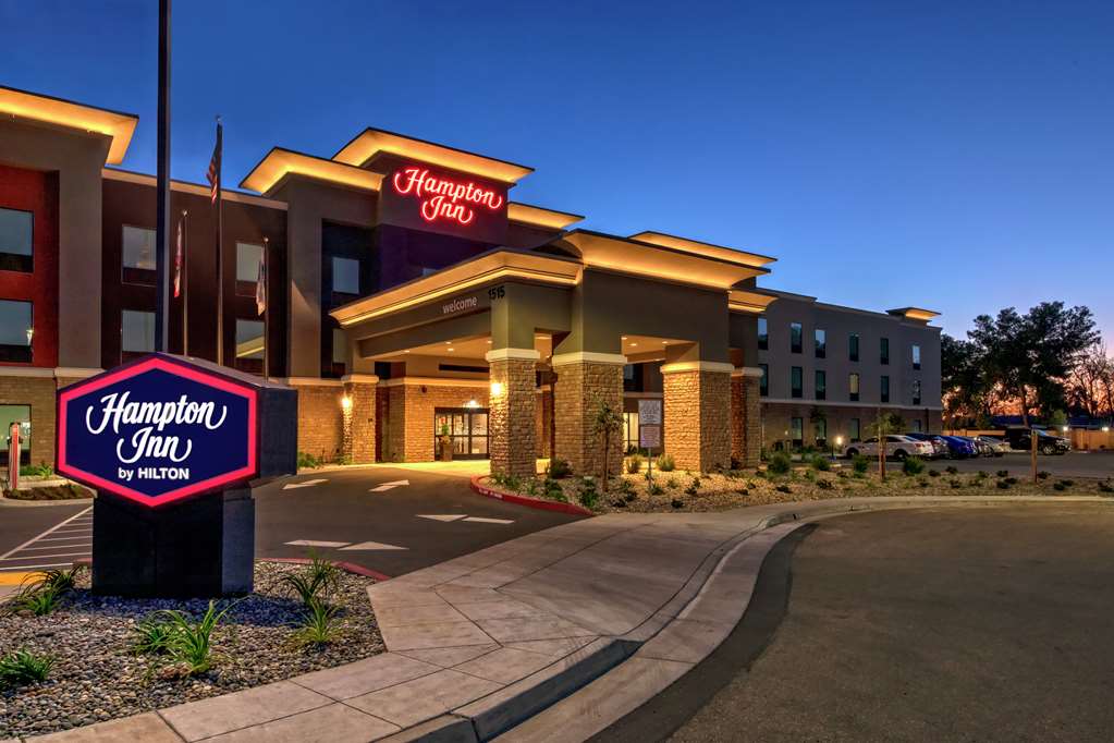 Hampton Inn Fresno Airport Logo