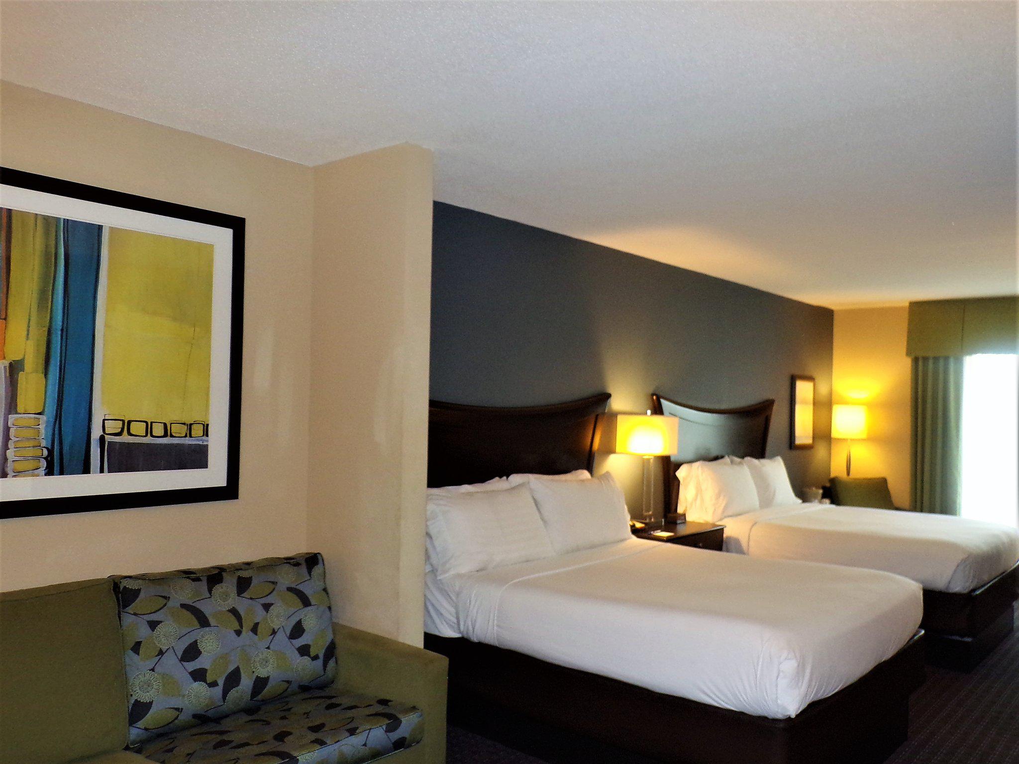 Holiday Inn Express & Suites Largo-Clearwater Photo