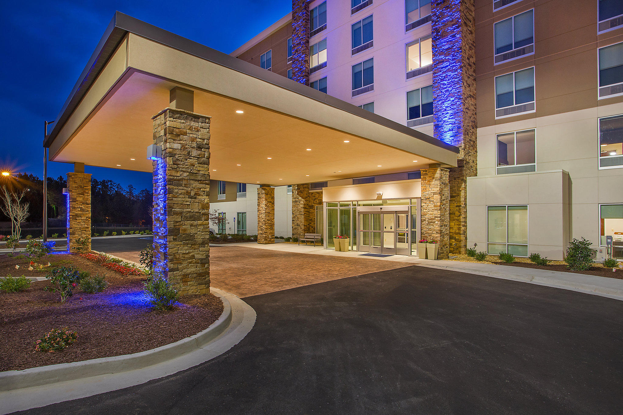 Holiday Inn Express & Suites Covington Photo