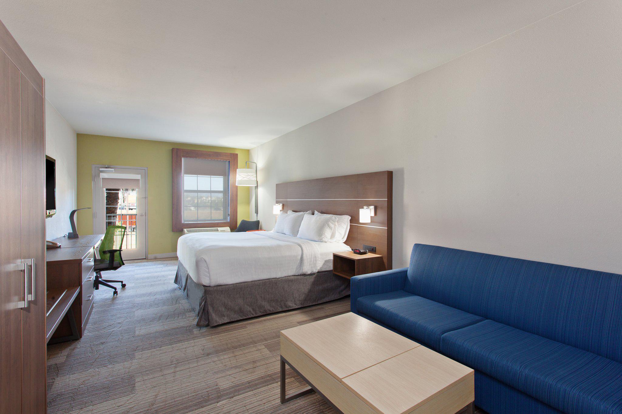Holiday Inn Express & Suites Corona Photo