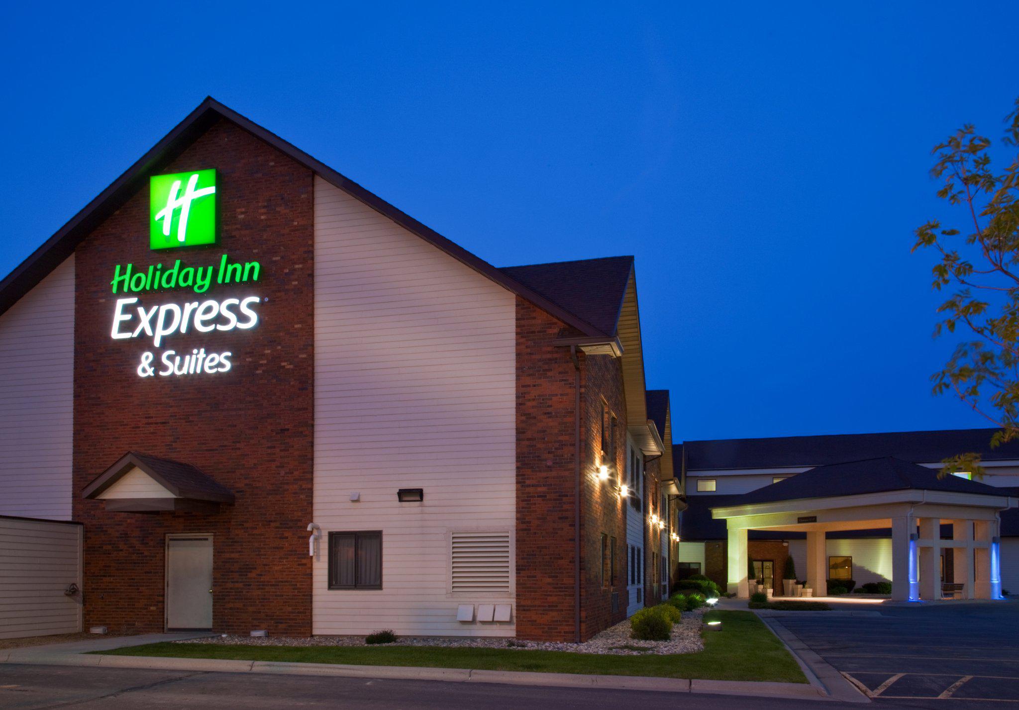 Holiday Inn Express & Suites Watertown Photo