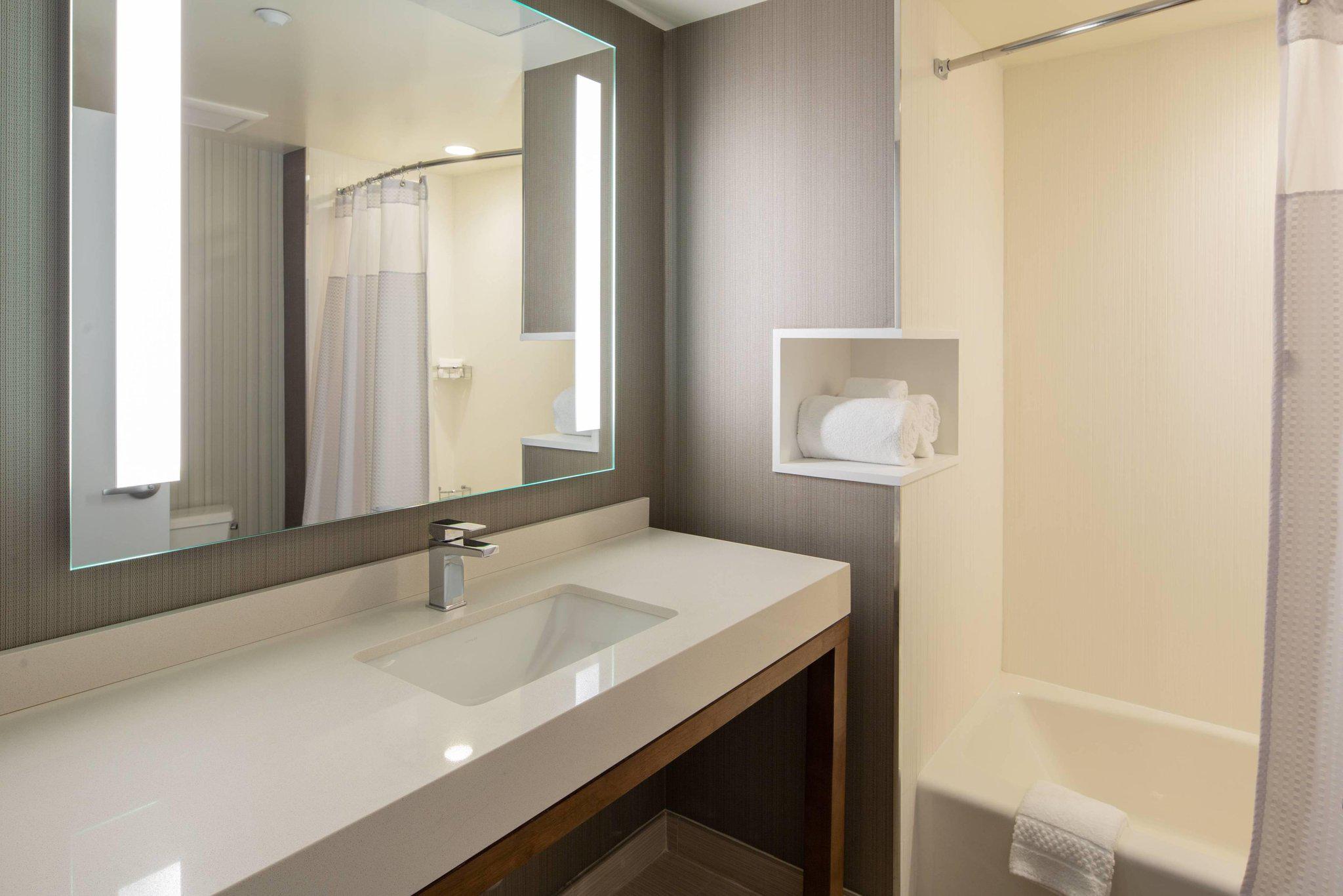 Courtyard by Marriott New York Queens/Fresh Meadows Photo