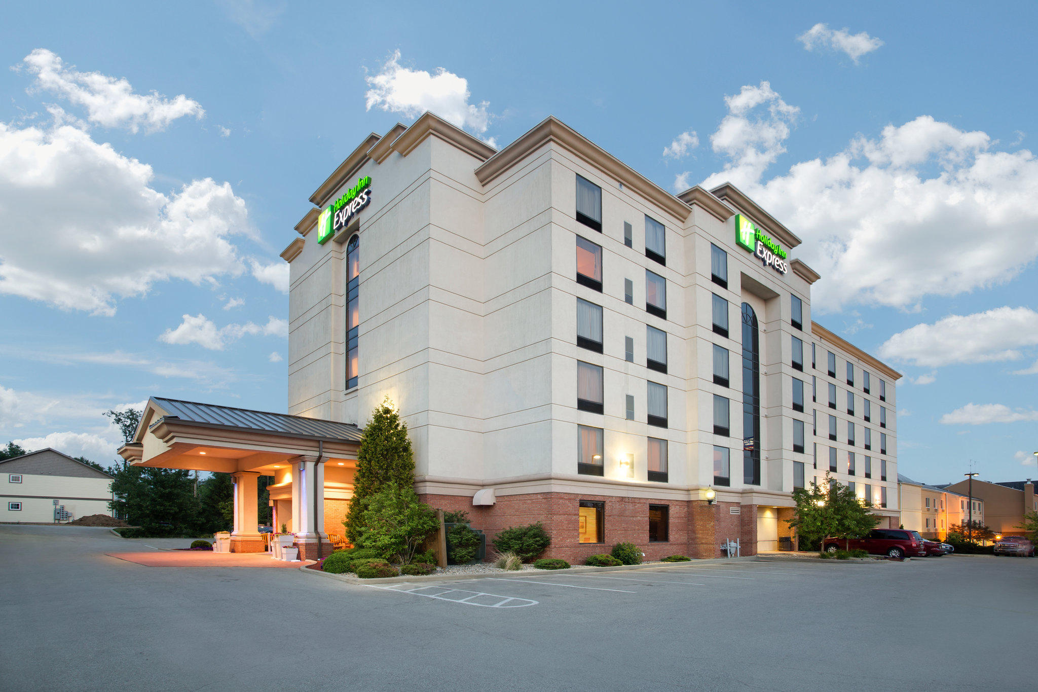 Holiday Inn Express & Suites Bloomington Photo