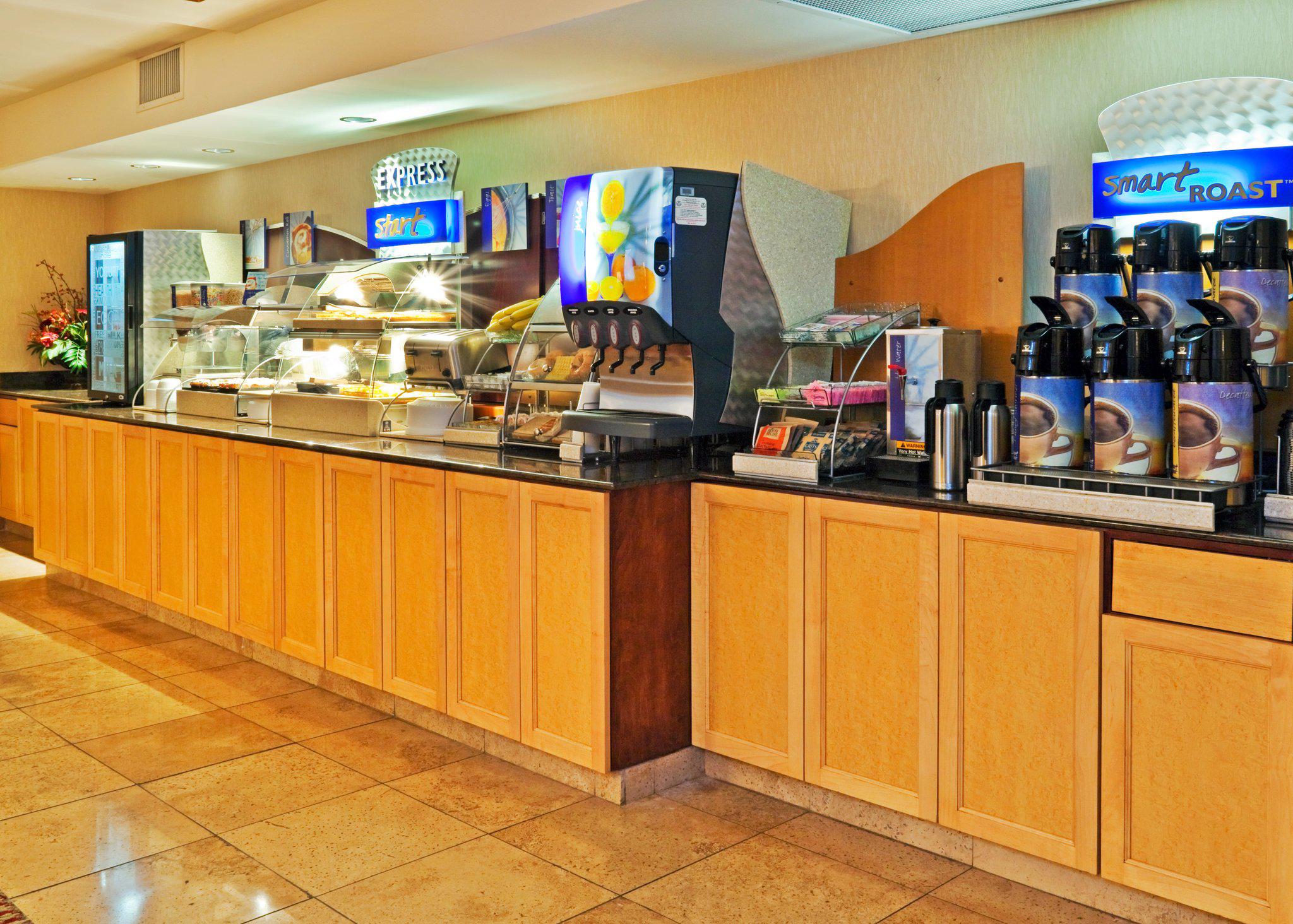 Holiday Inn Express & Suites Birmingham - Inverness 280 Photo