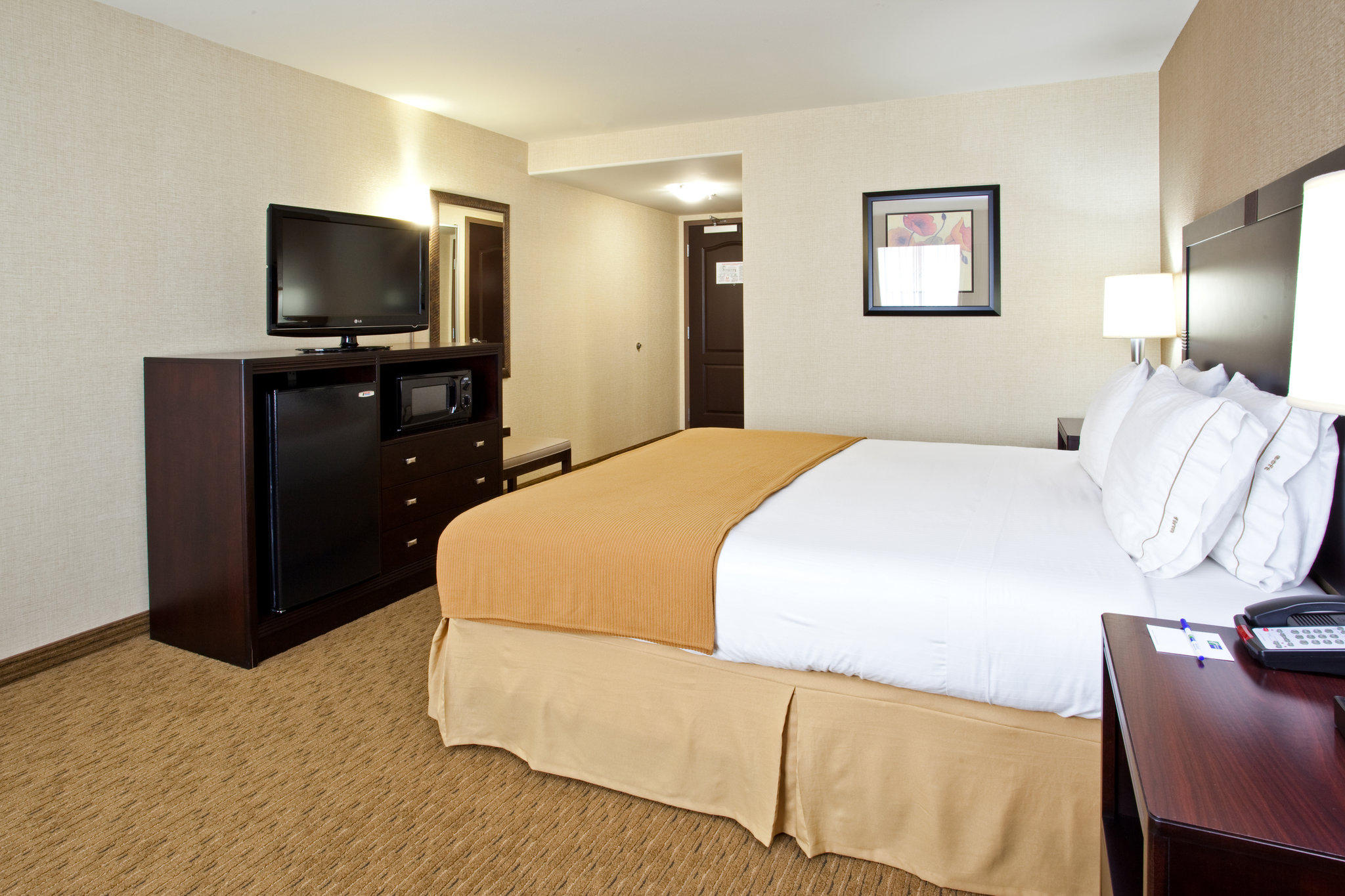 Holiday Inn Express & Suites Fresno South Photo