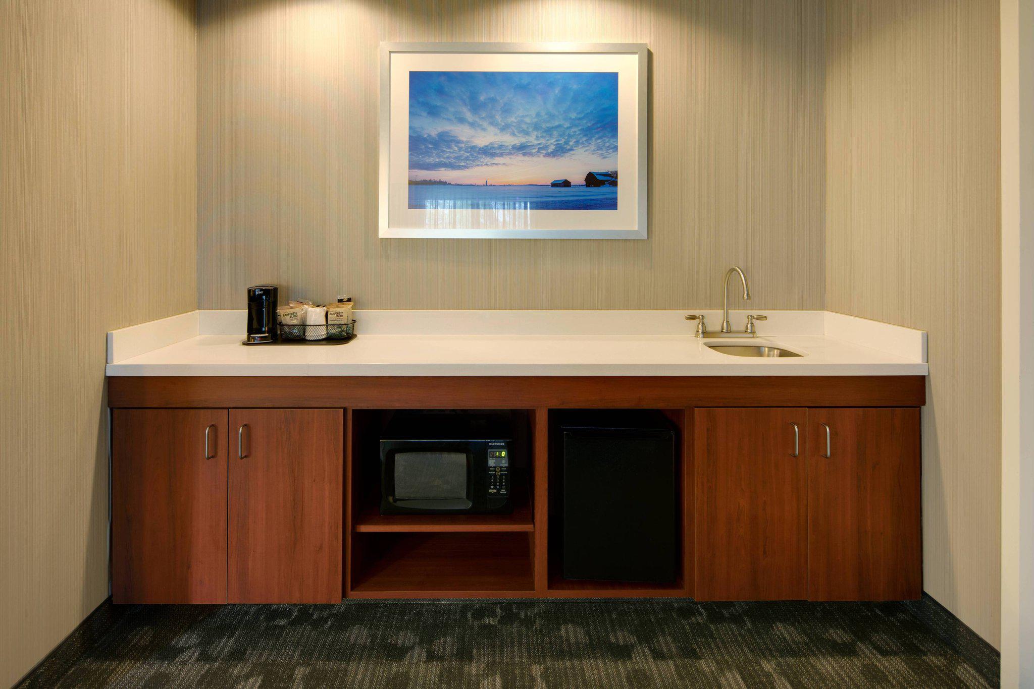 Courtyard by Marriott Grand Rapids Airport Photo