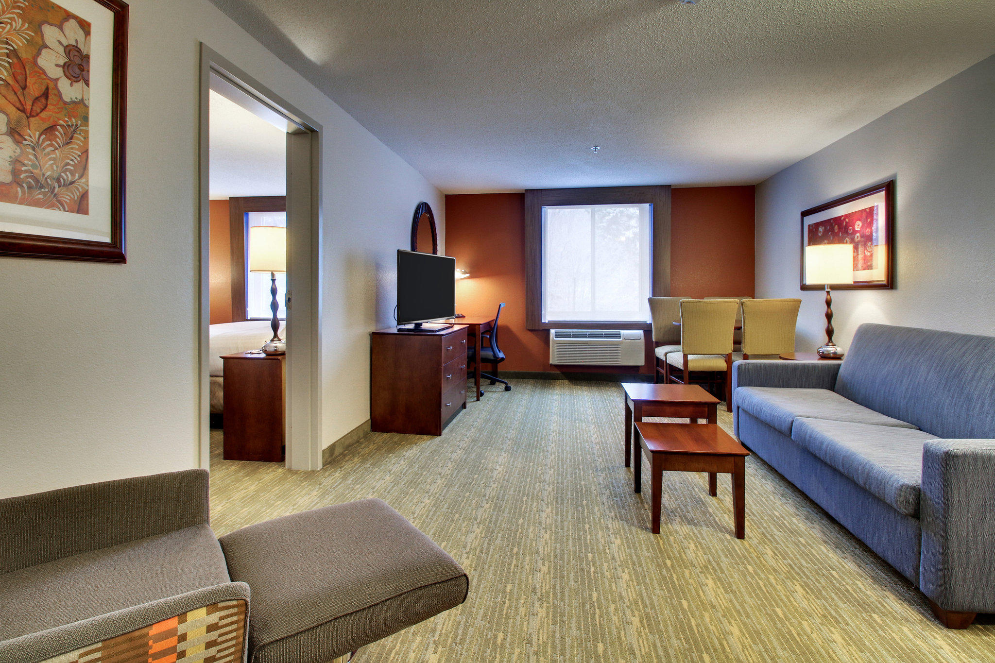 Holiday Inn Express & Suites Lincoln East - White Mountains Photo