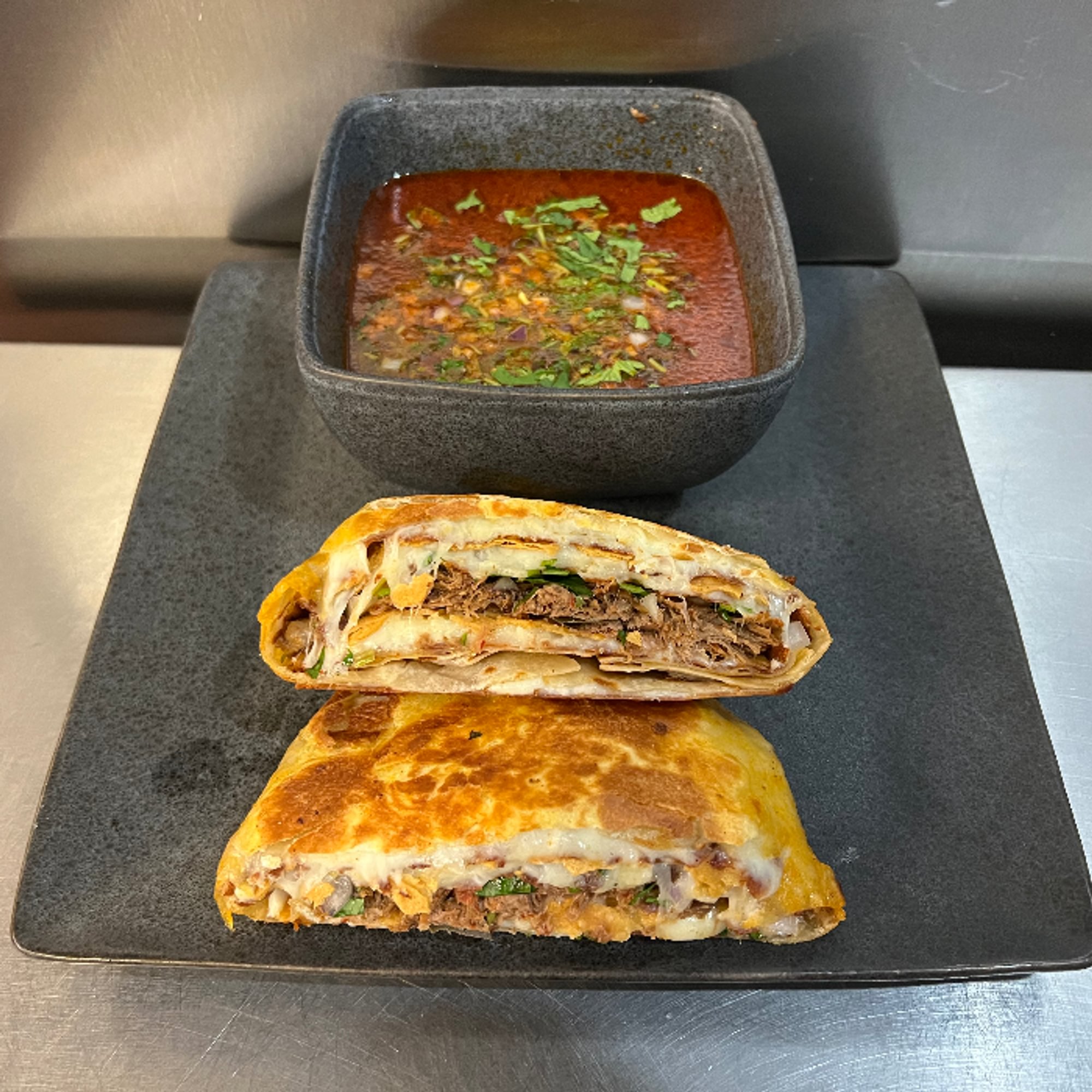 Quesa Tostada de Birria