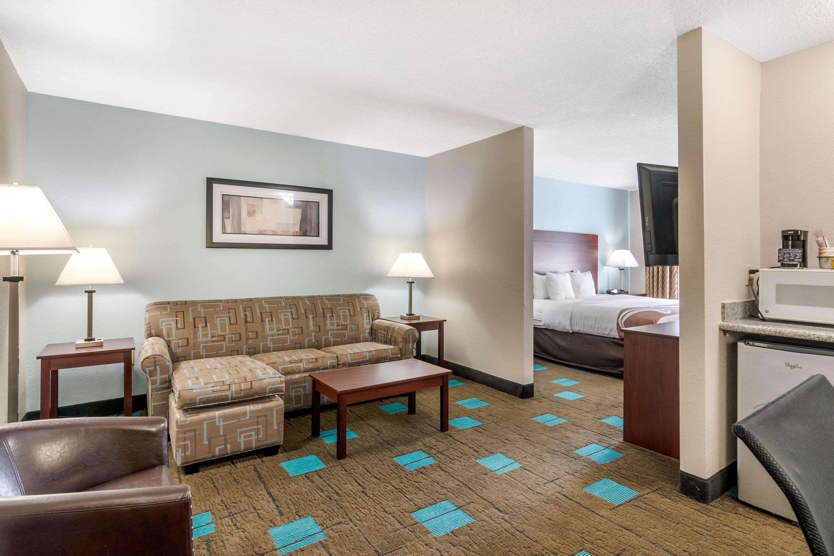 Quality Suites Kansas City International Airport Photo