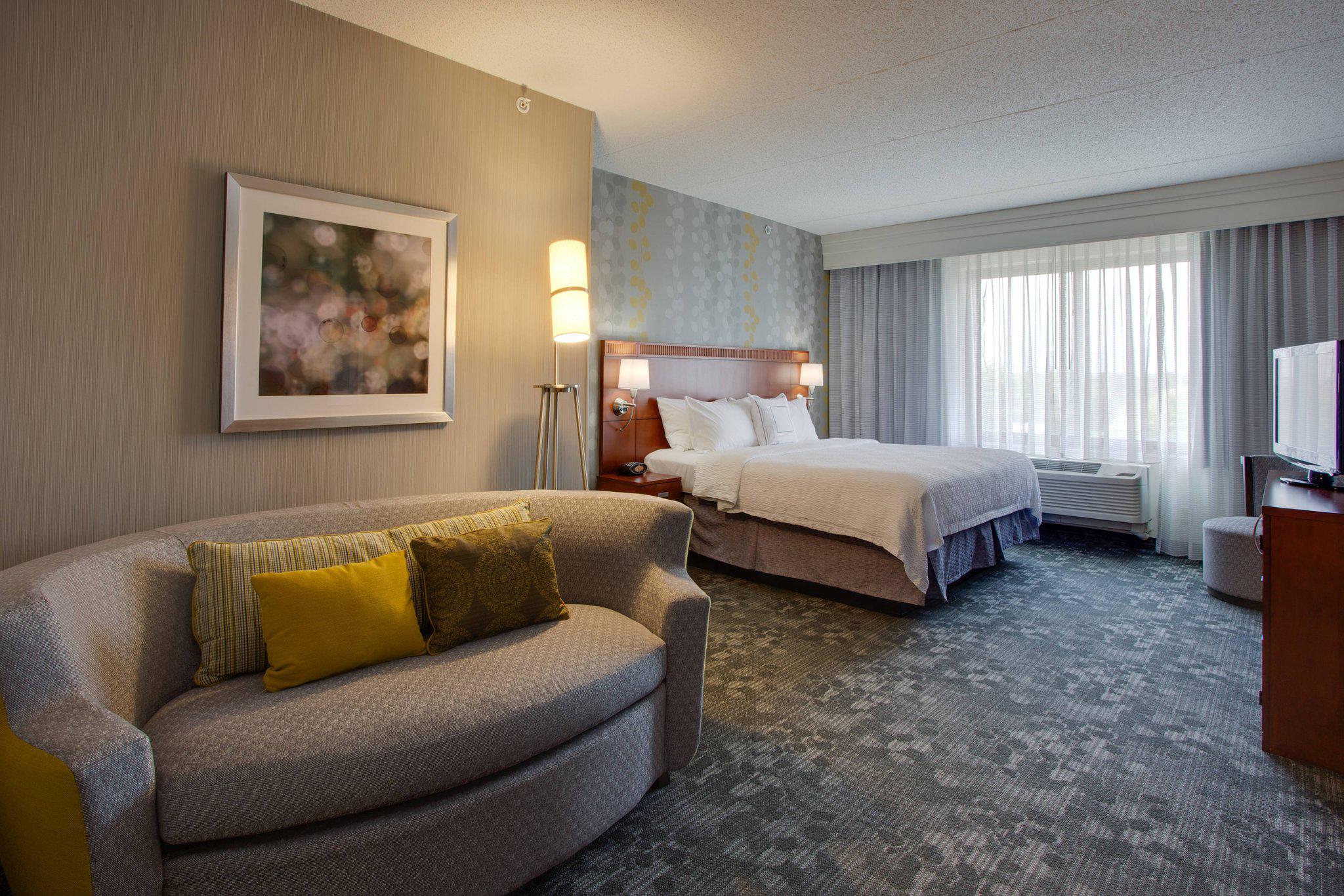 Courtyard by Marriott Republic Airport Long Island/Farmingdale Photo