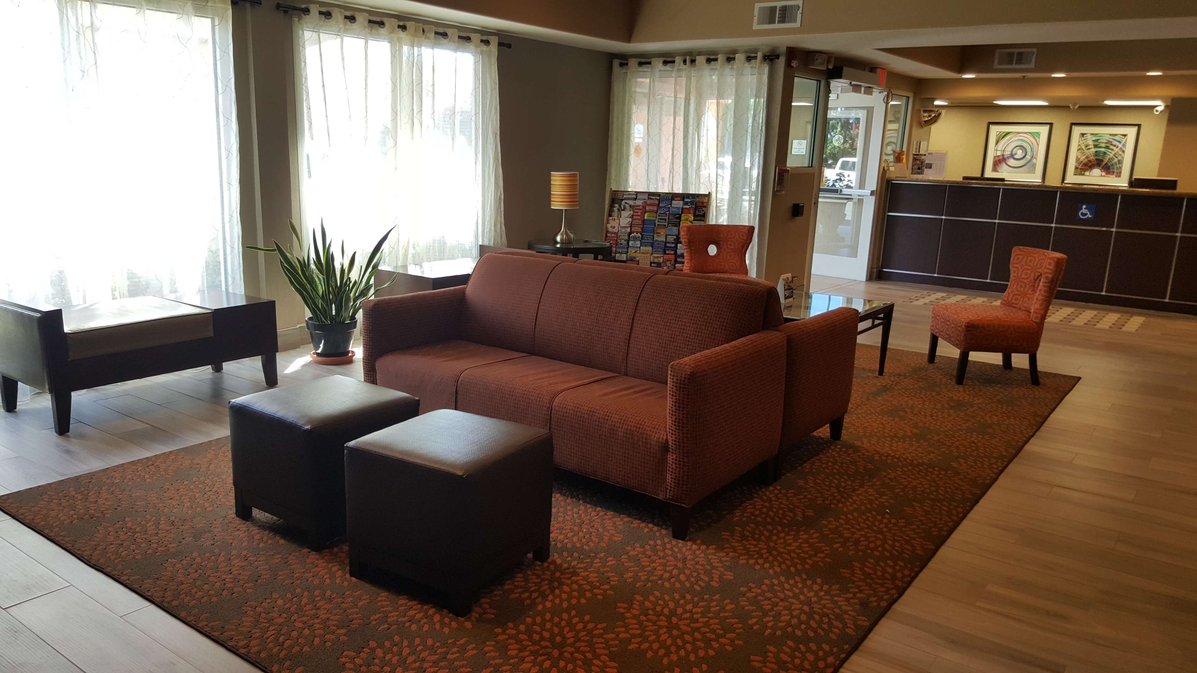 Best Western Plus Airport Inn & Suites Photo