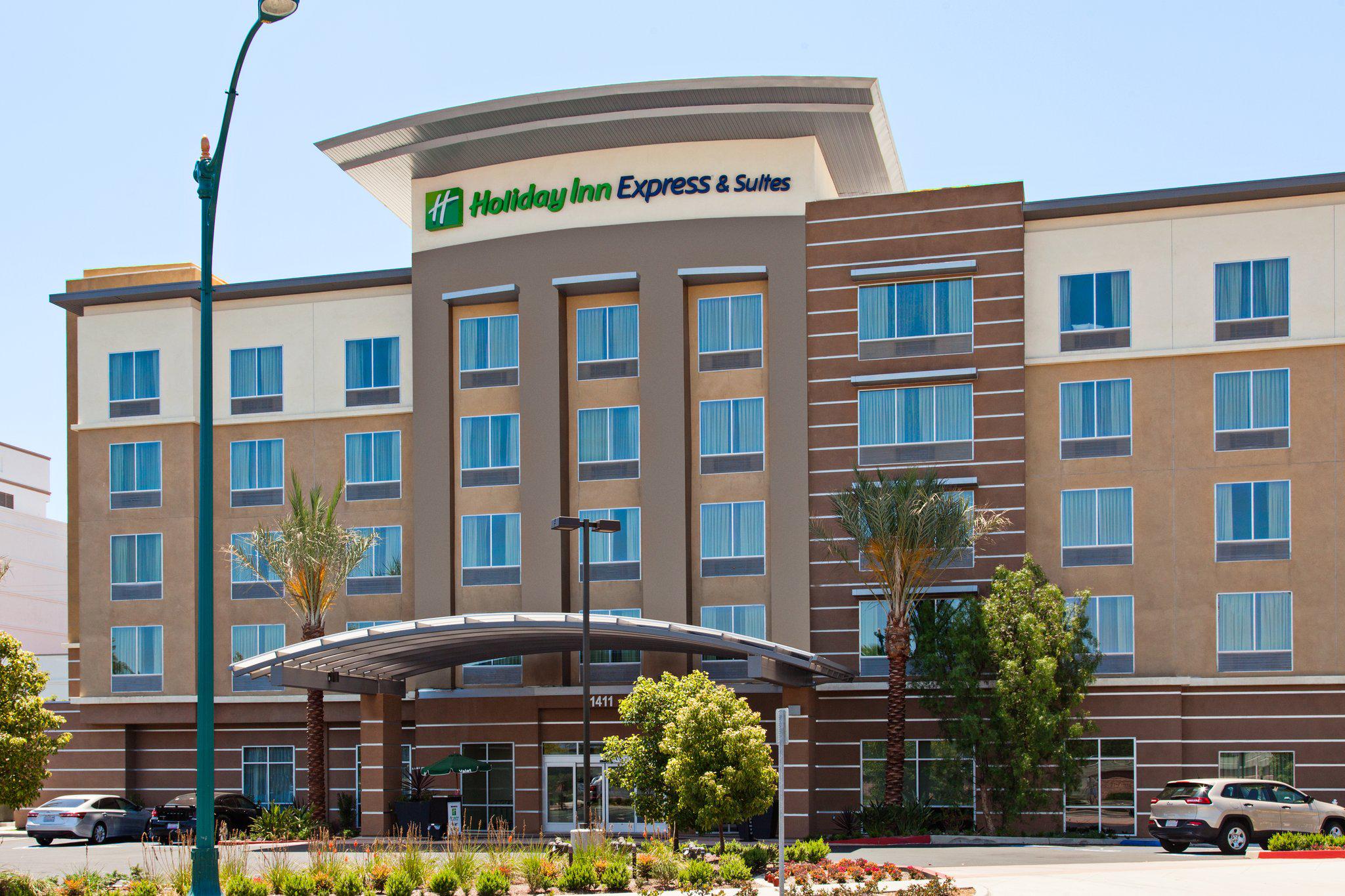 Holiday Inn Express & Suites Anaheim Resort Area Photo