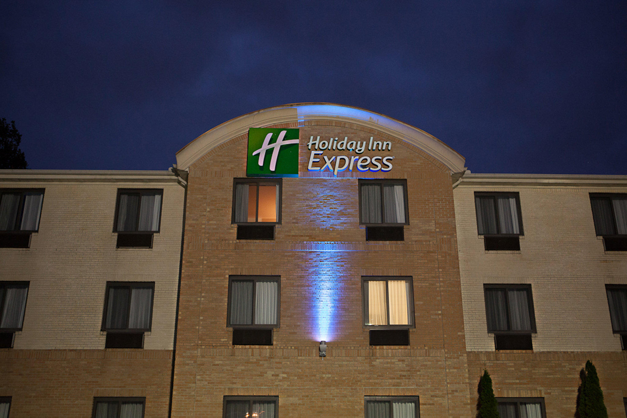Holiday Inn Express & Suites Canton Photo