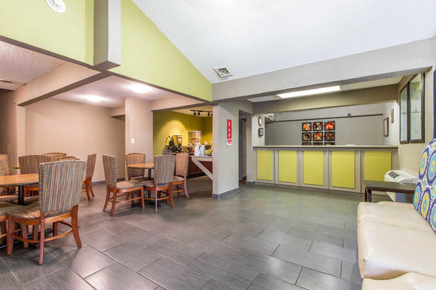 Images Econo Lodge Inn & Suites