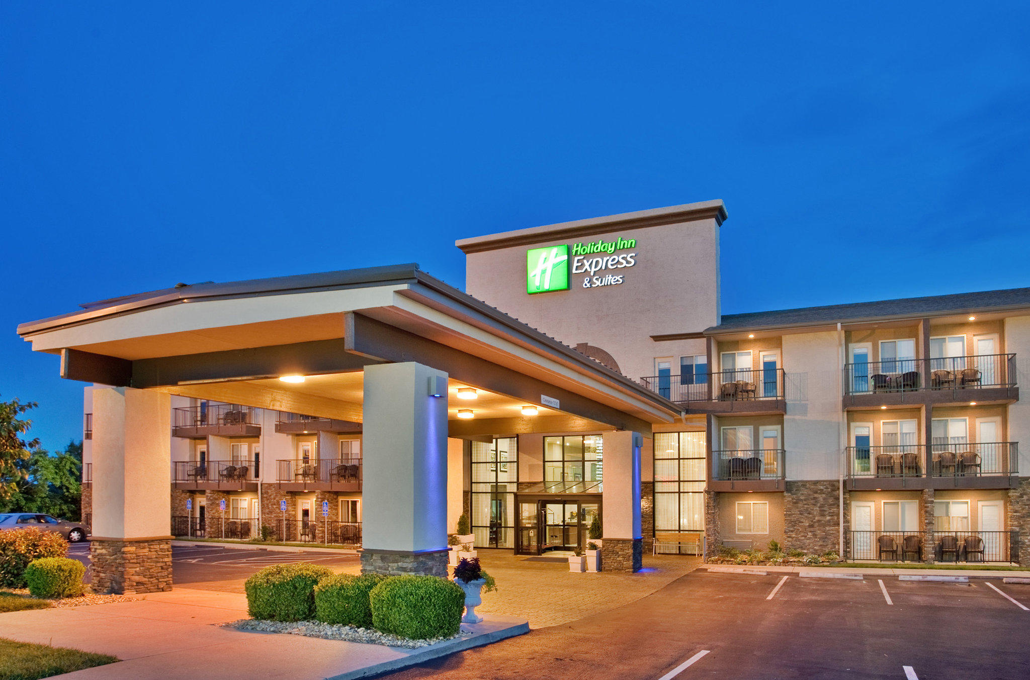 Holiday Inn Express & Suites Branson 76 Central Photo