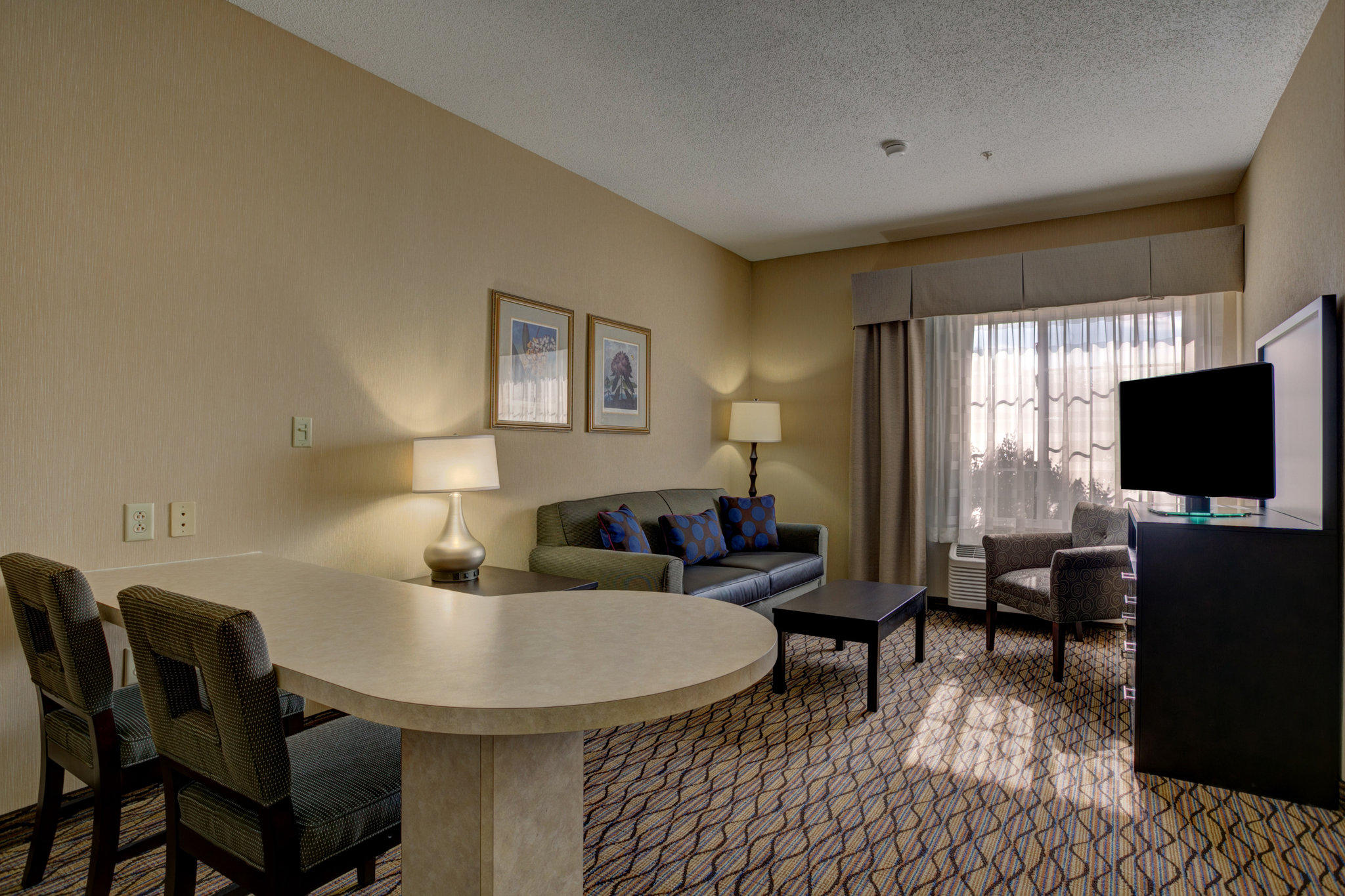 Holiday Inn & Suites Milwaukee Airport Photo