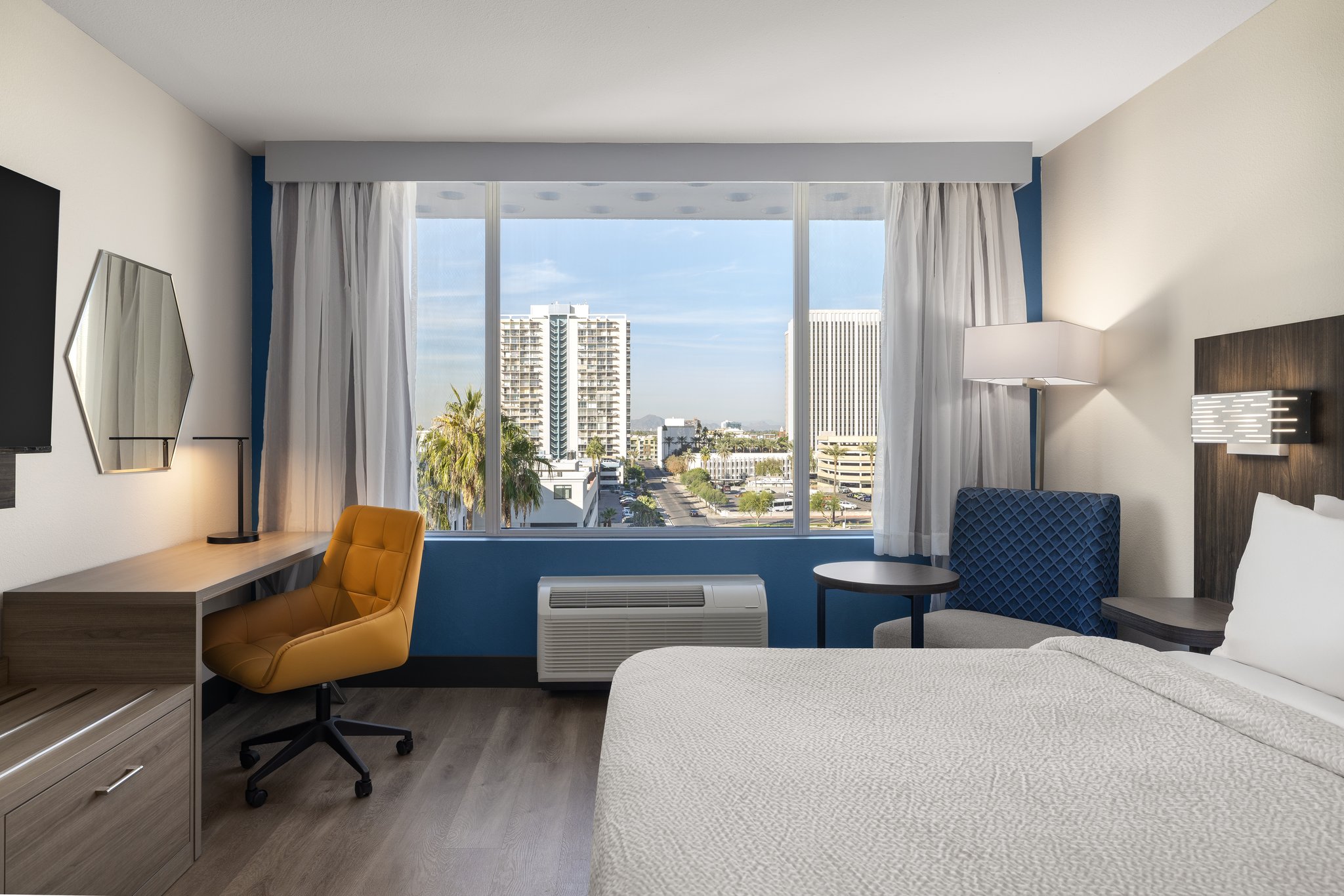 Holiday Inn Express & Suites Phoenix - Midtown by IHG Image