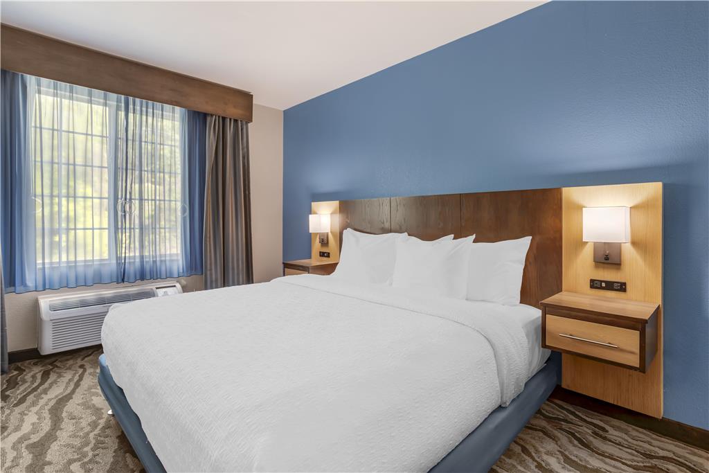 Best Western Plus River Escape Inn & Suites Image