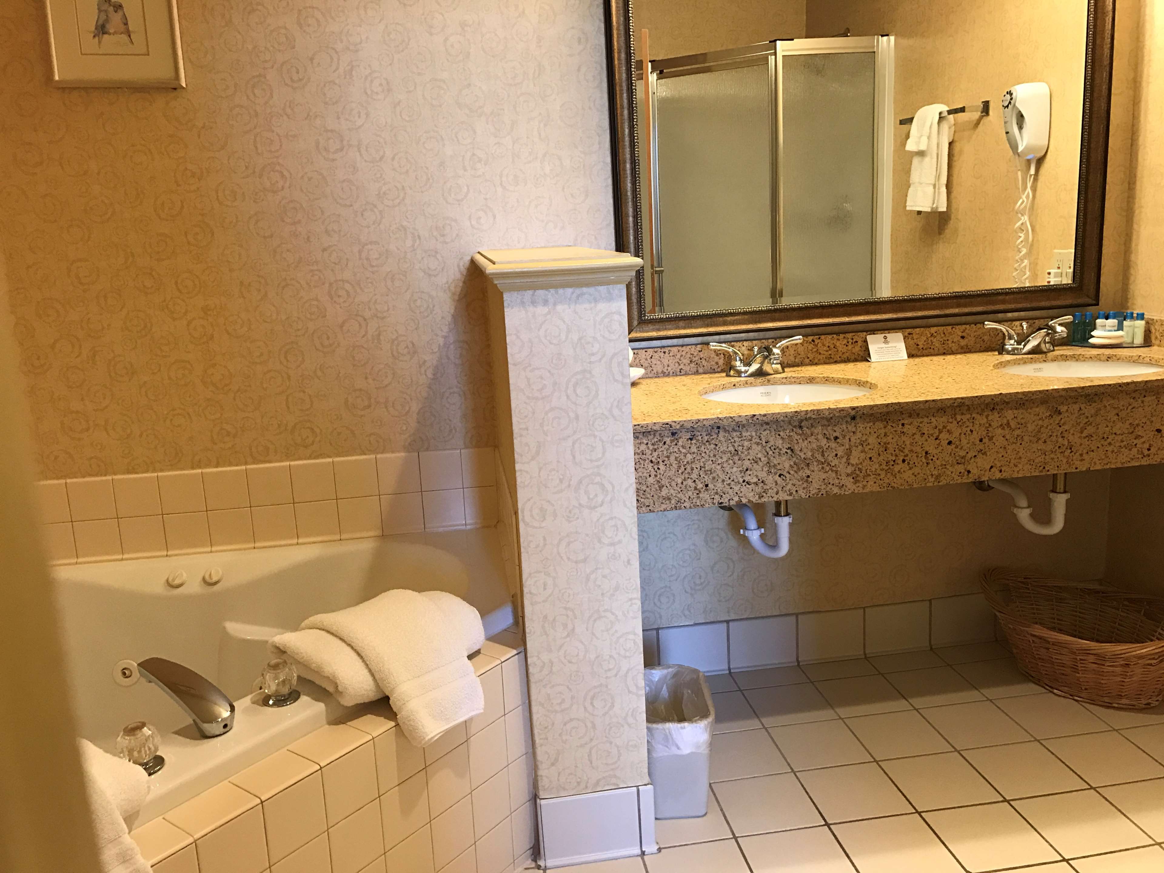 Best Western Plus Revere Inn & Suites Photo