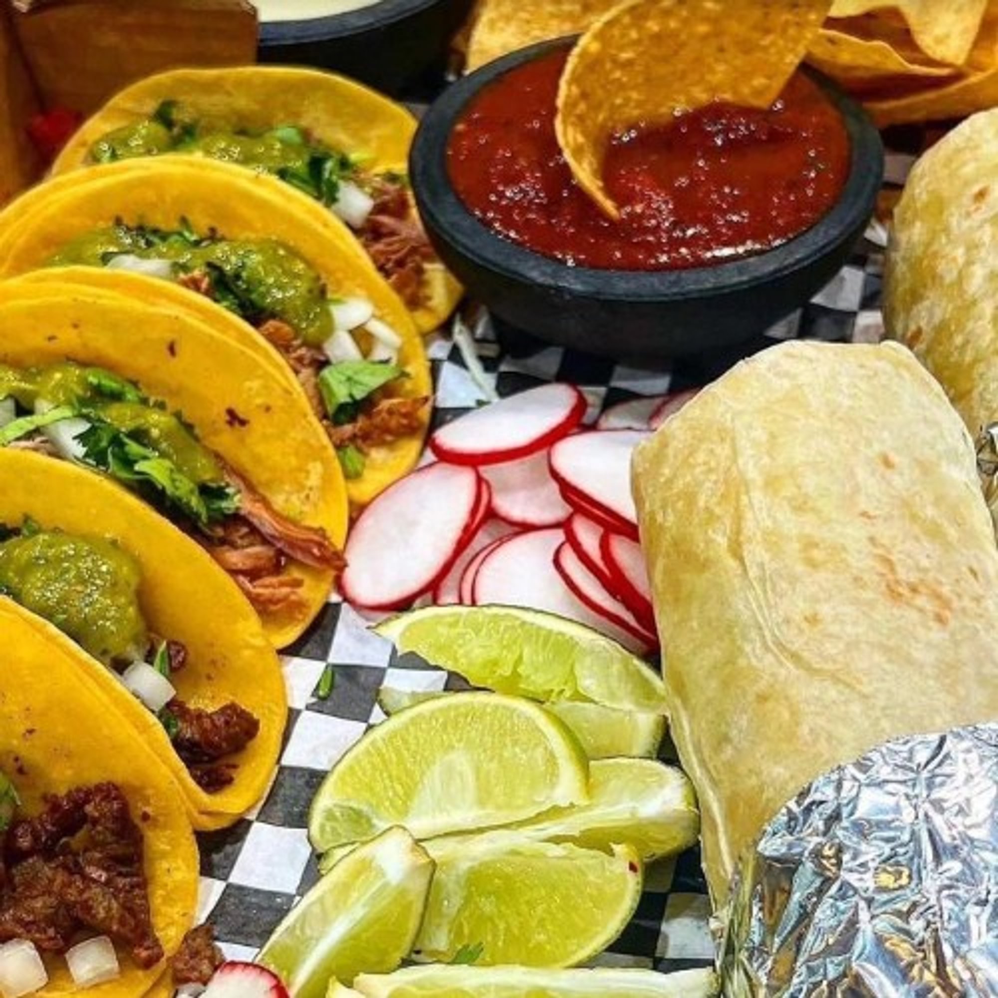 Family Box 6 Tacos & 2 Burritos