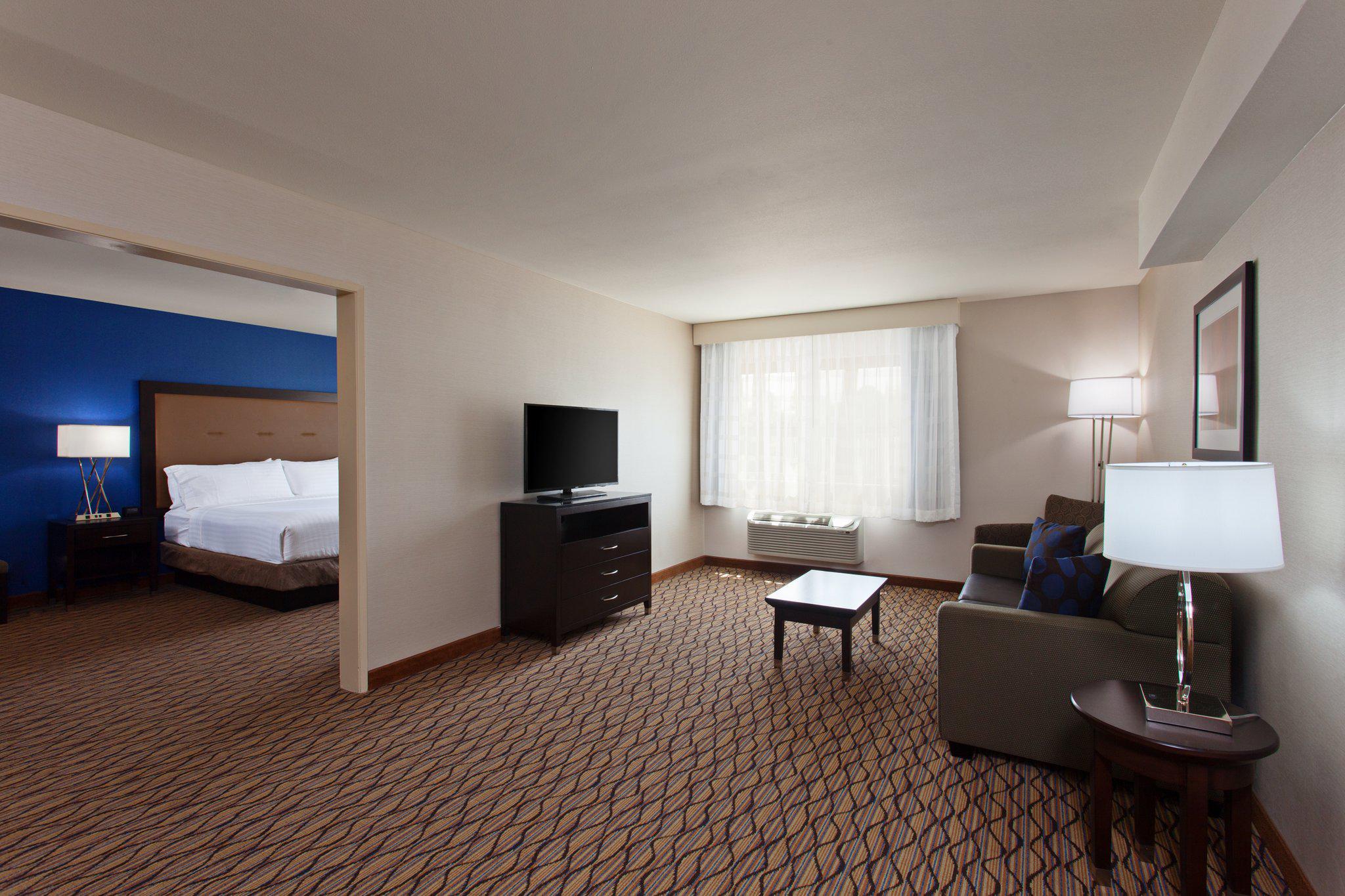 Holiday Inn Express Colton-Riverside North Photo