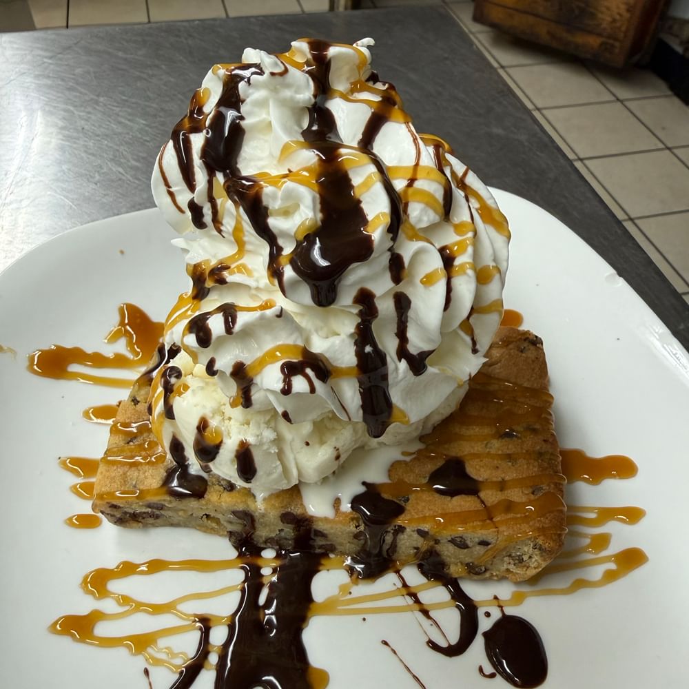 Chocolate & Peanut Butter Chip Ice Cream Sundae