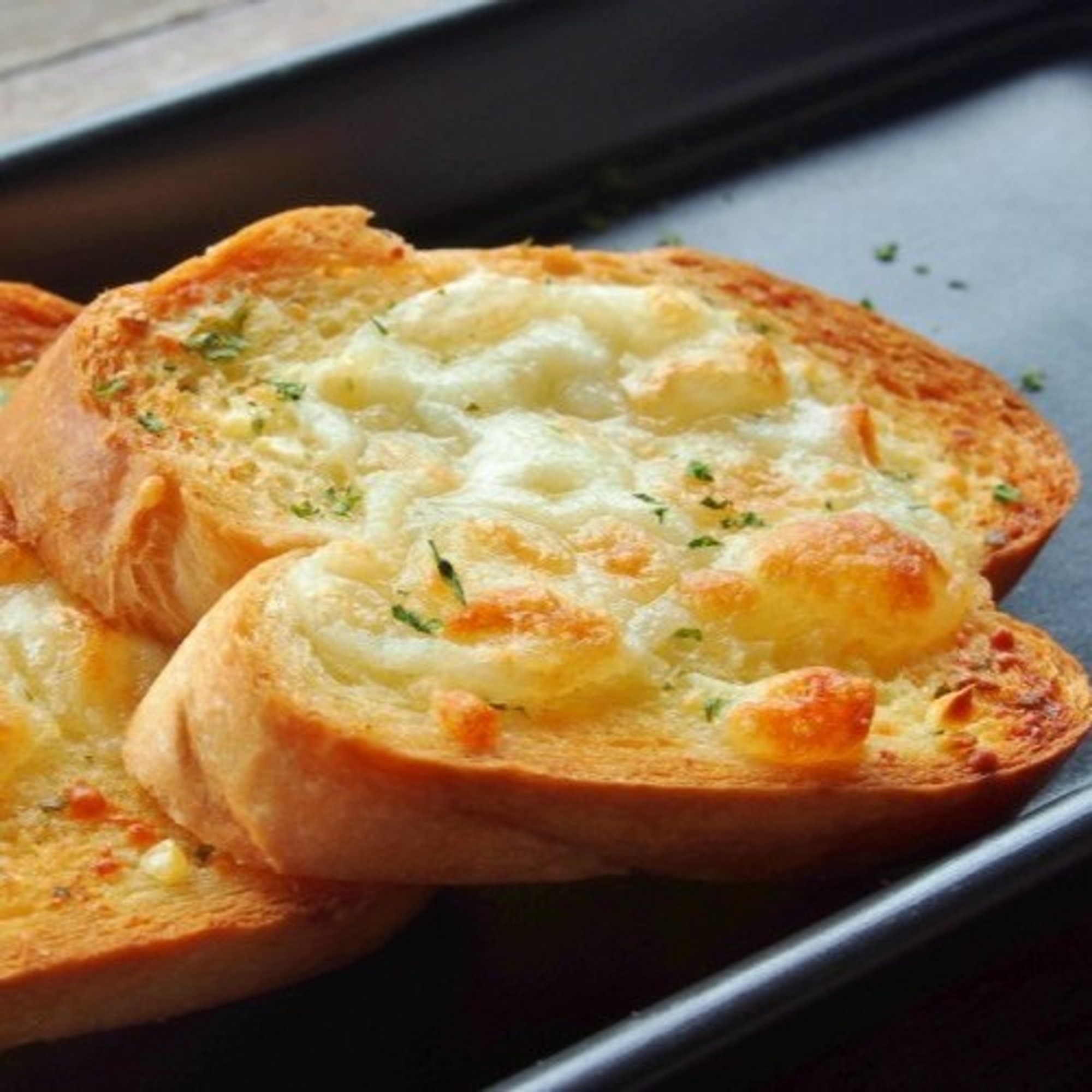 GARLIC AND CHEESE BREAD