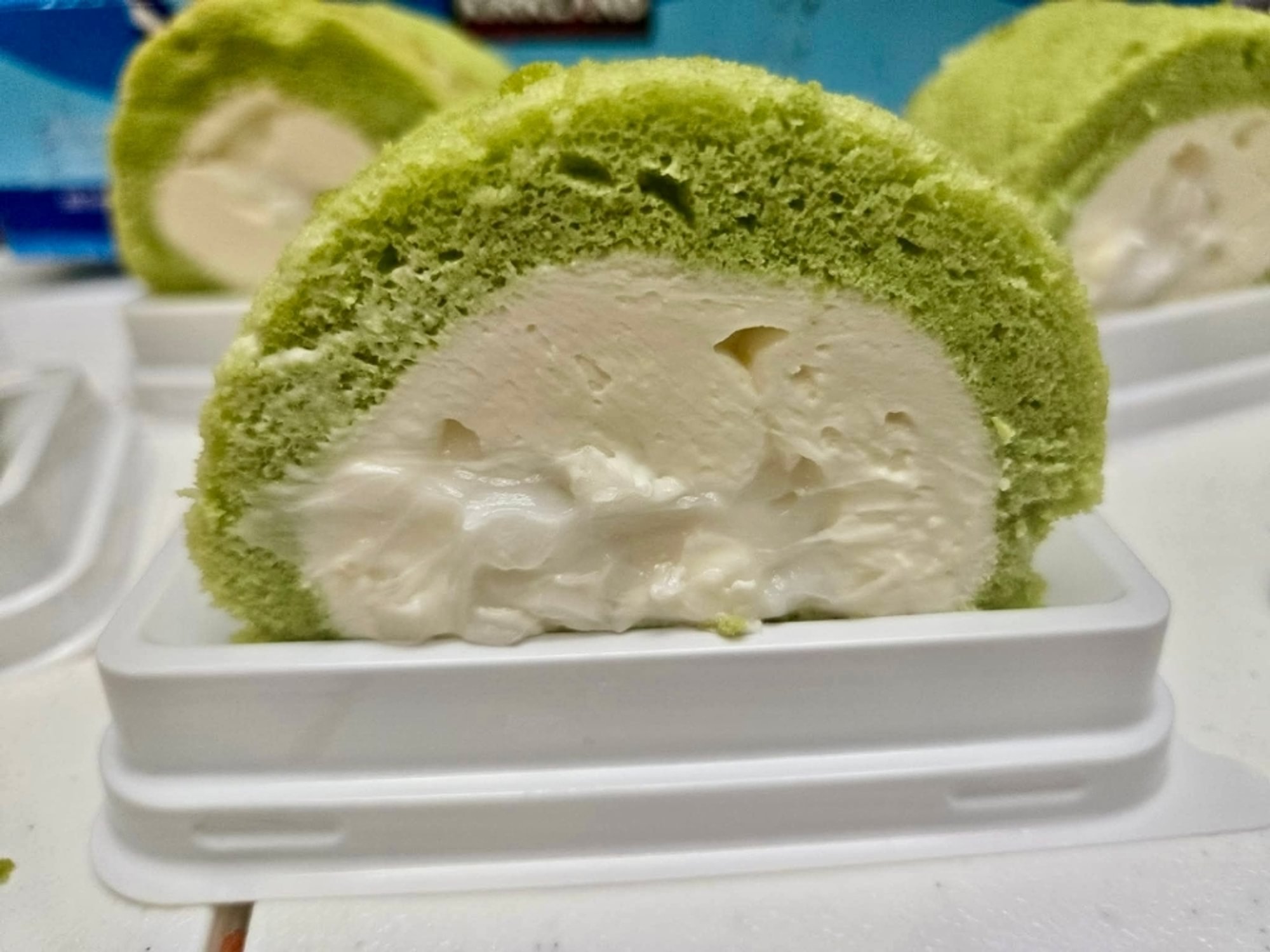 pandan & coconut cake roll