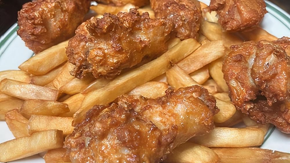 Alitas De Pollo Con Papa Frita