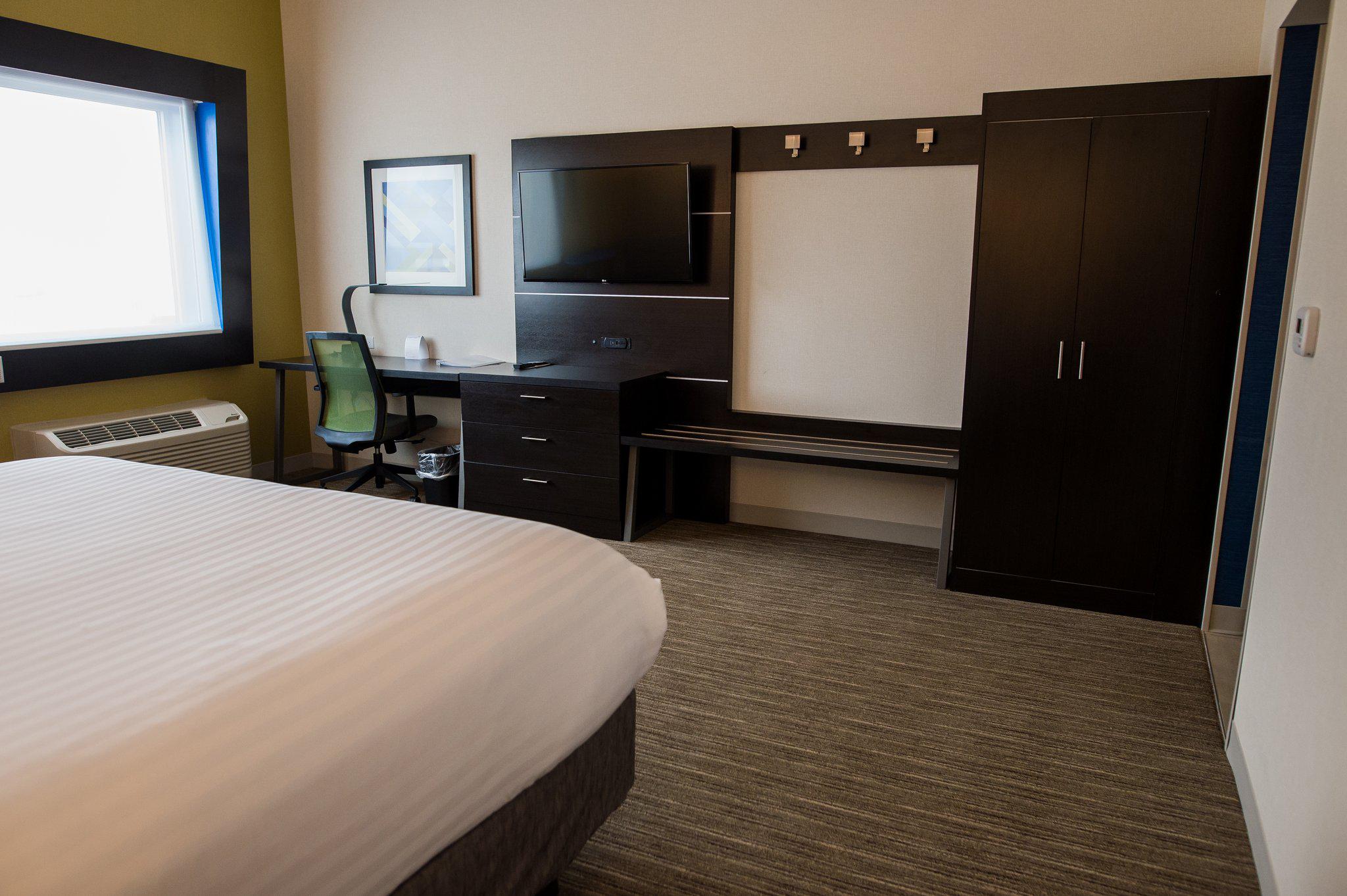 Holiday Inn Express & Suites Marietta Photo