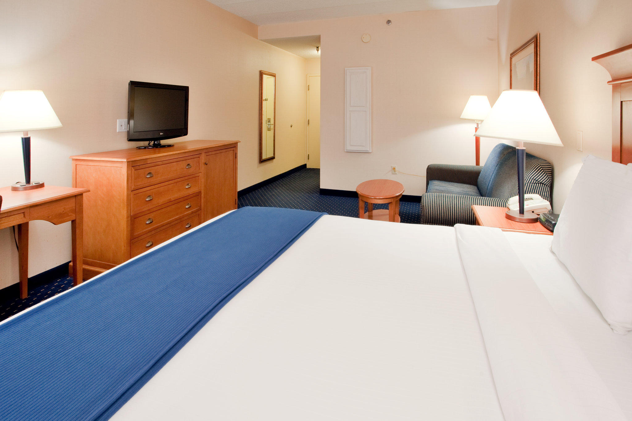 Holiday Inn Express & Suites Waynesboro-Route 340 Photo