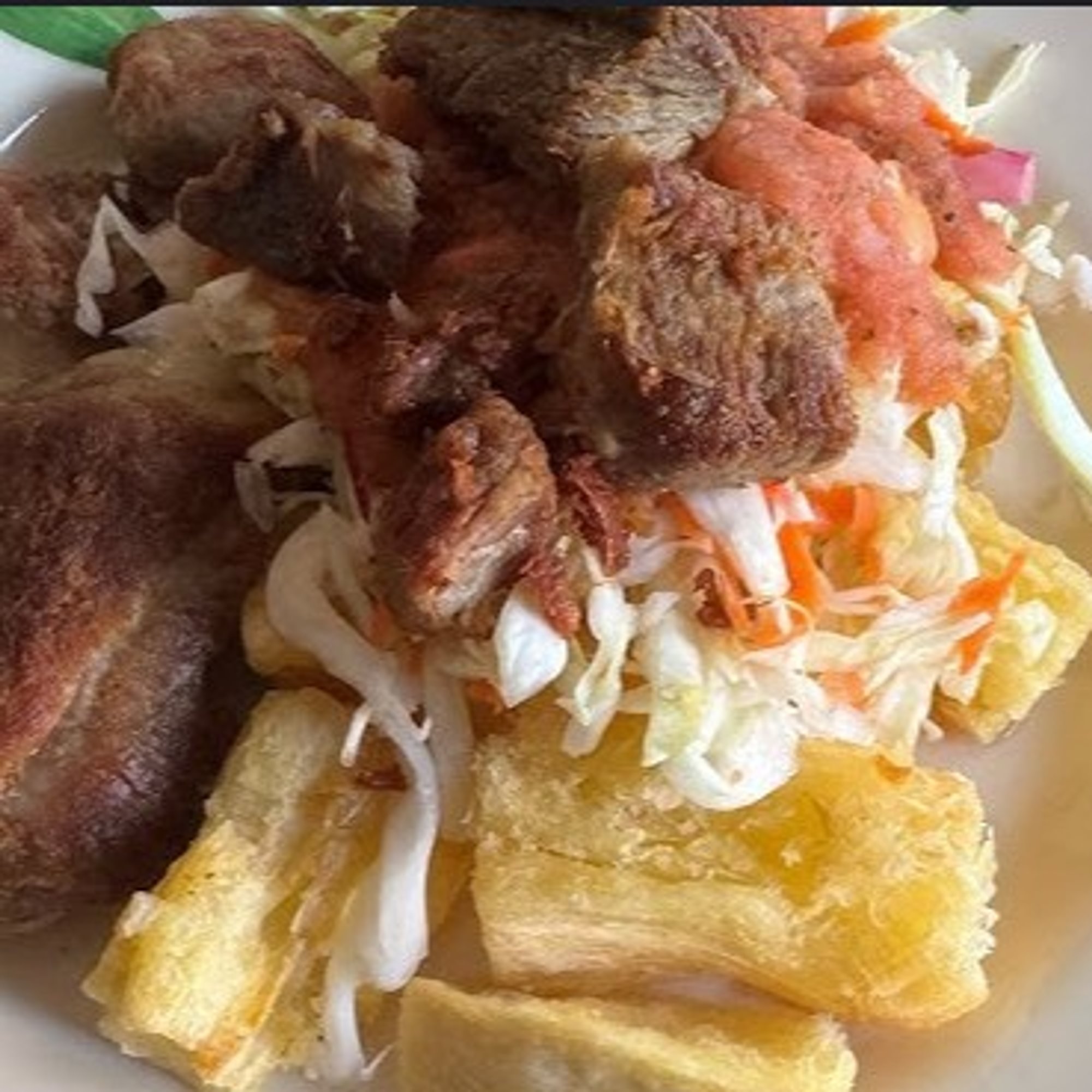 YUCA FRITA CON CHICHARRON