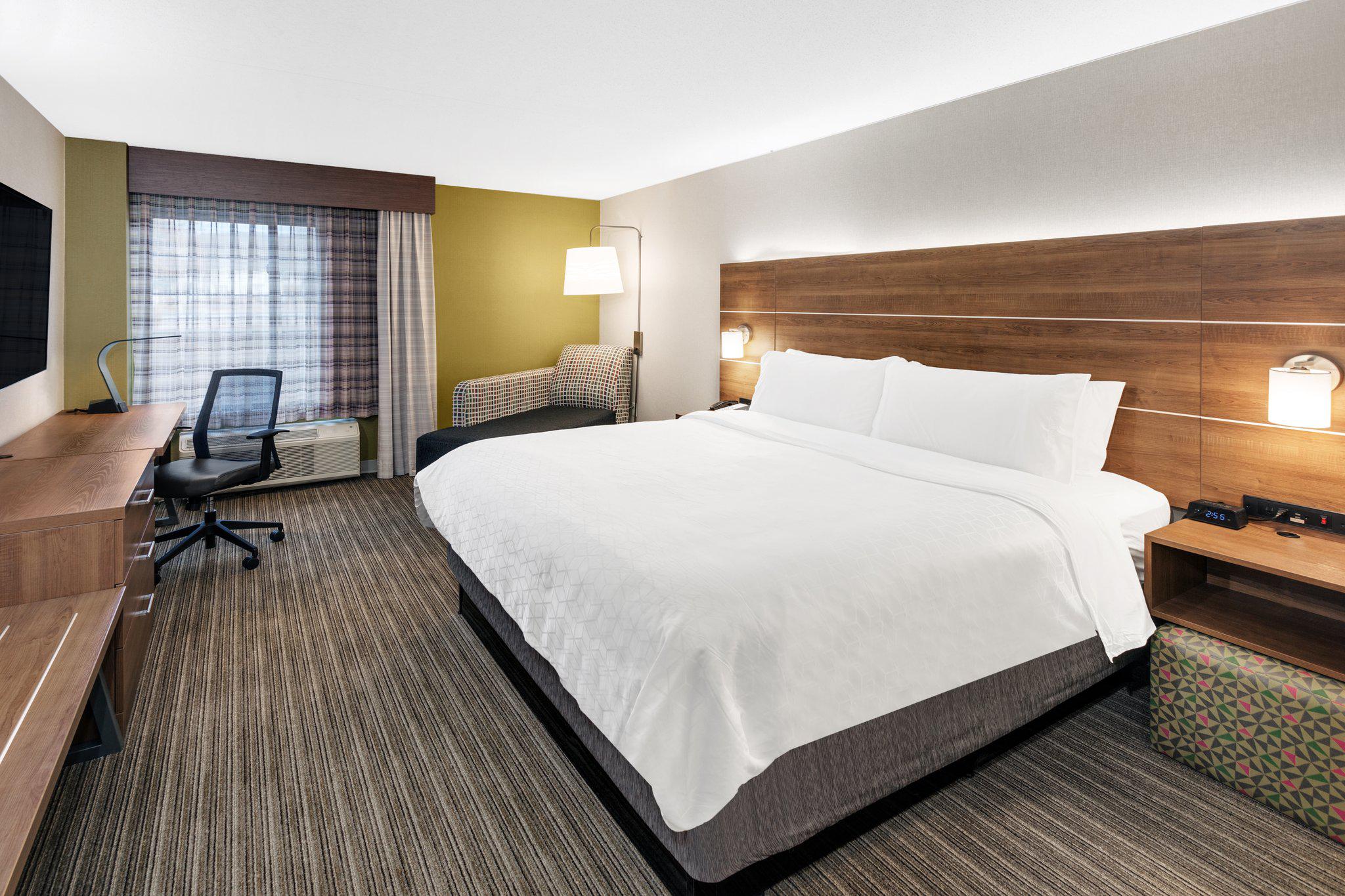 Holiday Inn Express & Suites Tilton - Lakes Region Photo