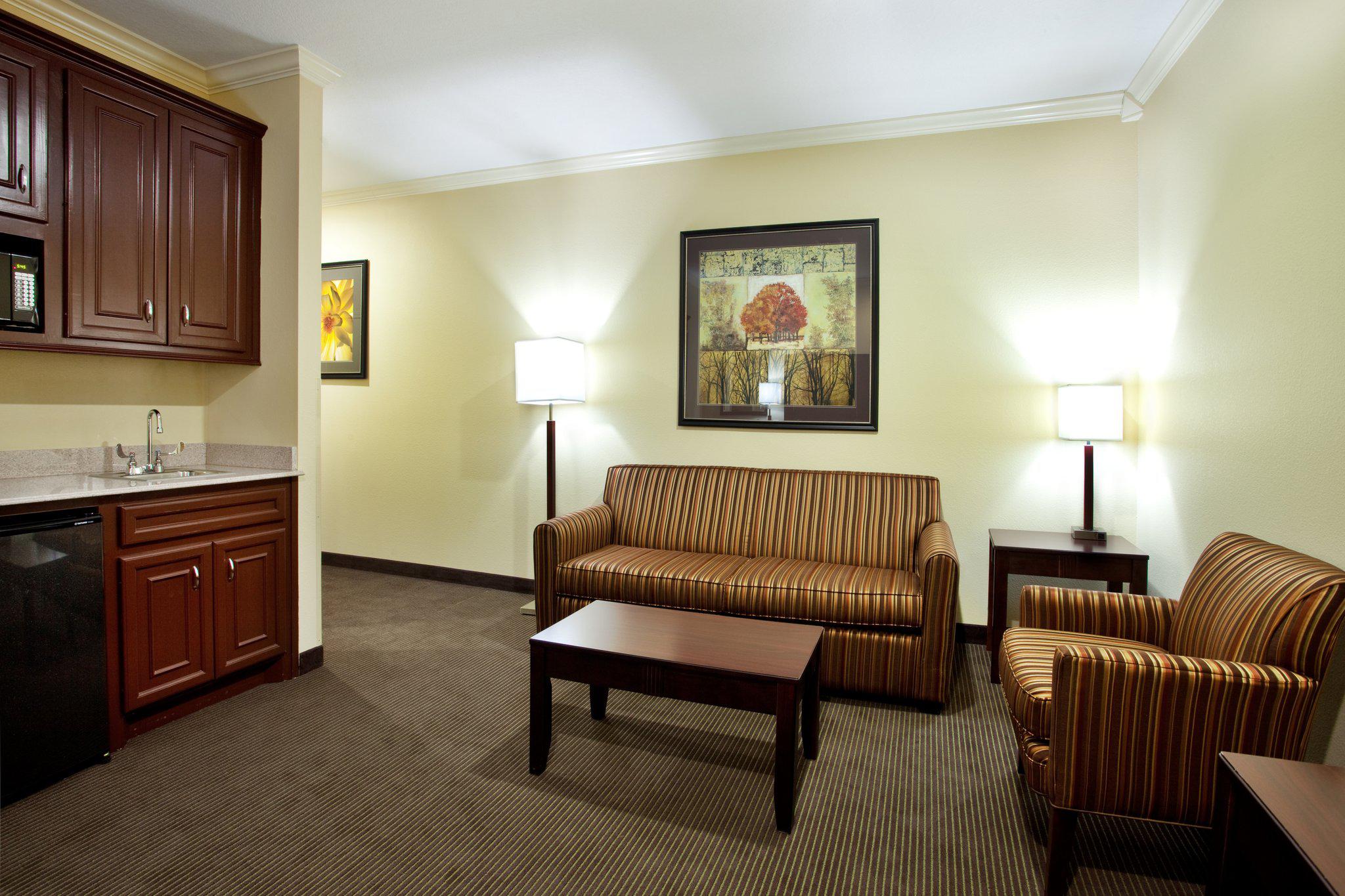 Holiday Inn & Suites Lake Charles South Photo