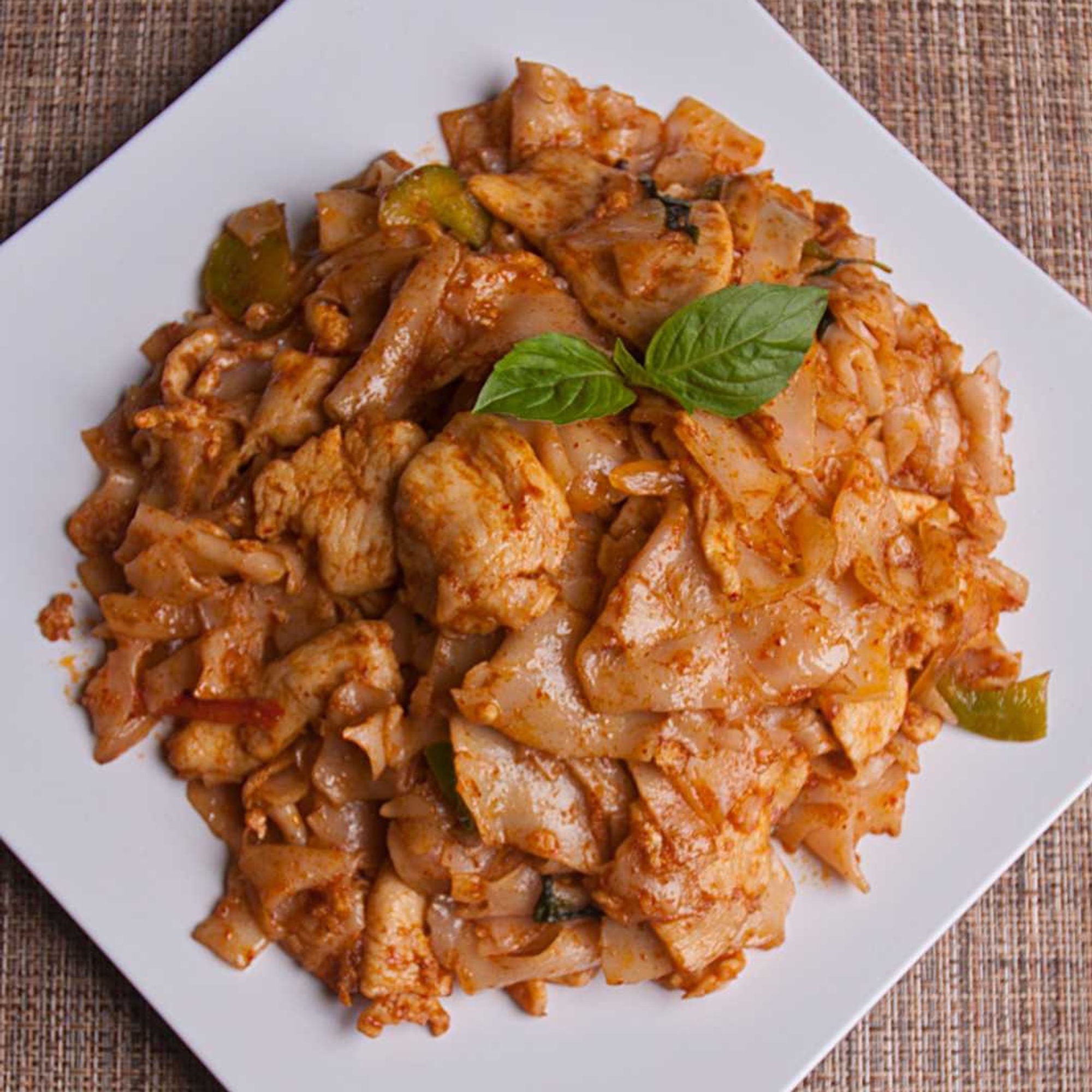 Chicken Drunken Noodles / 香葉河粉 (鸡肉)