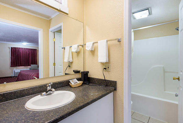Images Rodeway Inn West Dodge