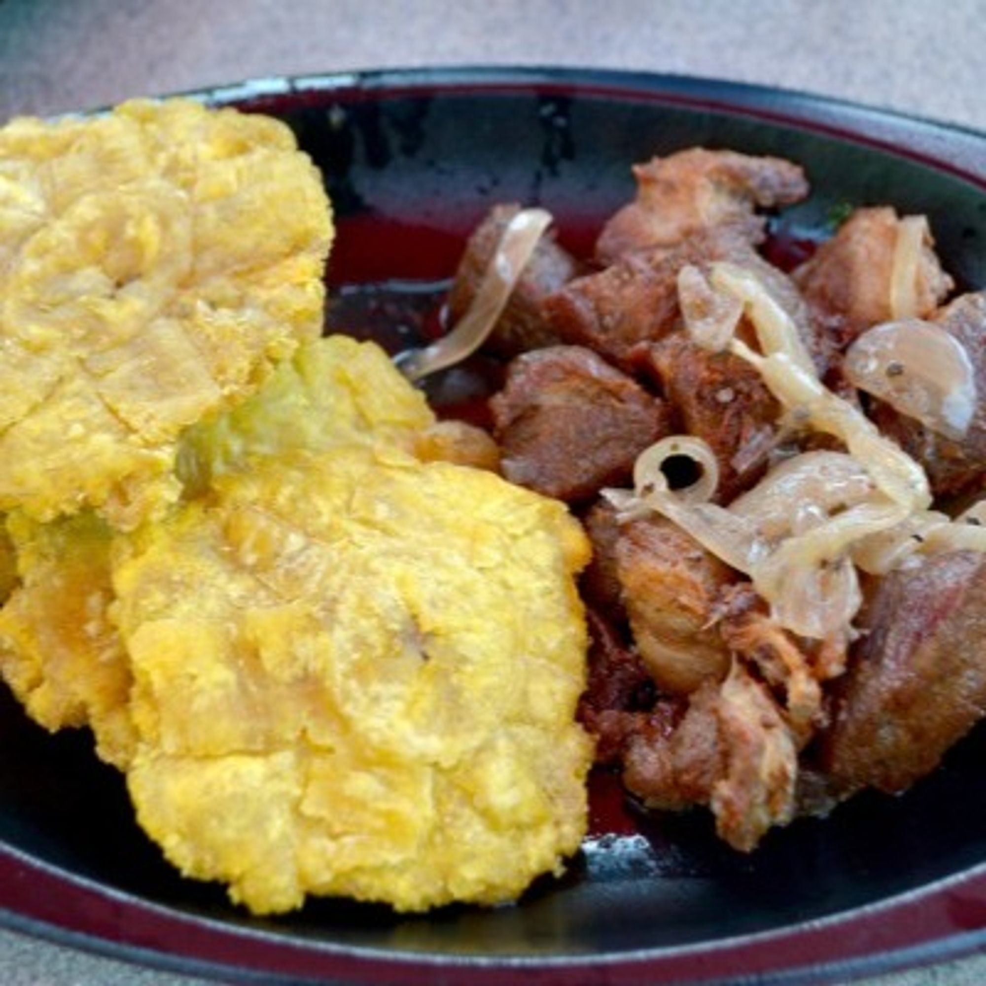 Masita frita con tostones