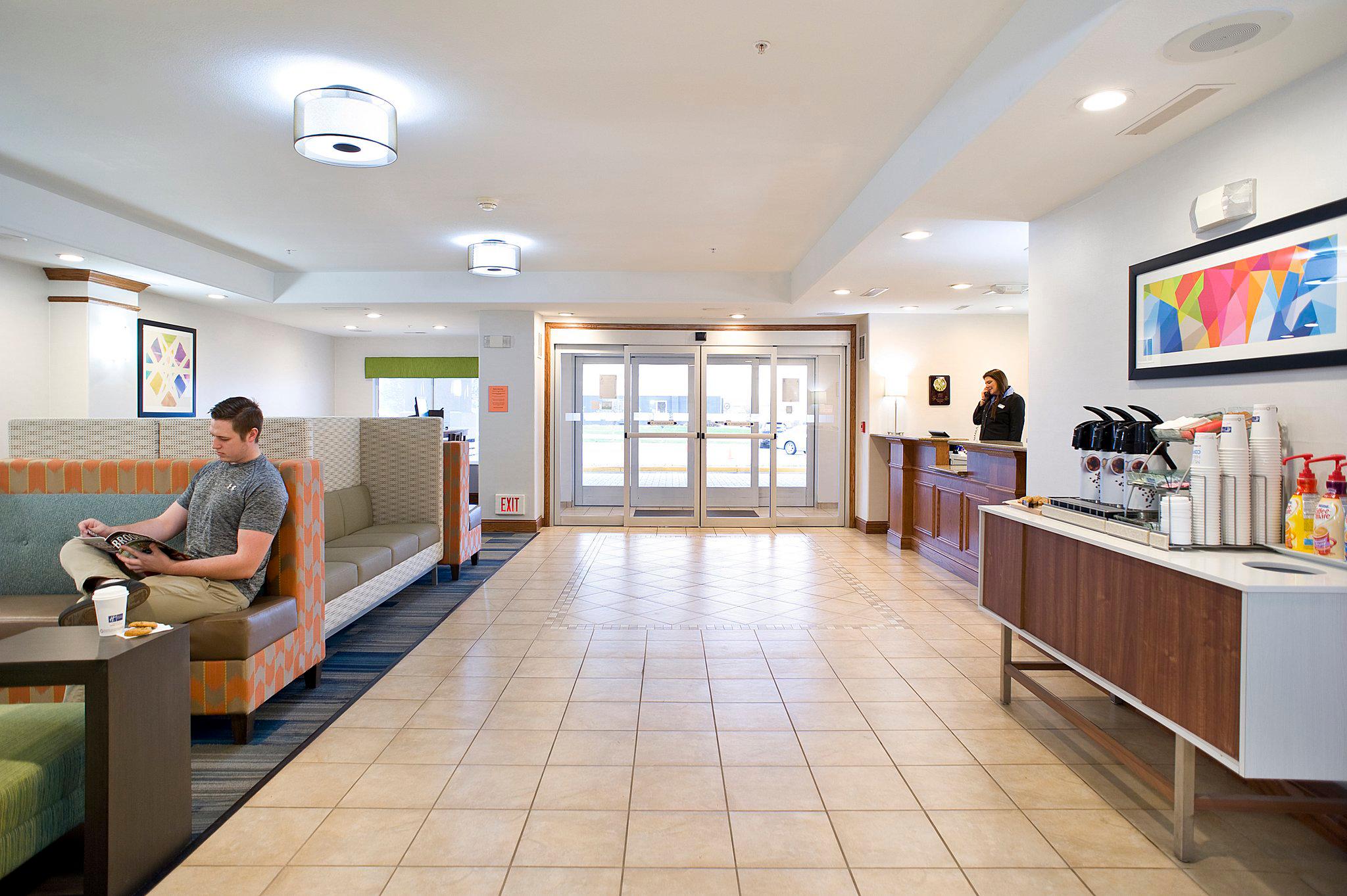 Holiday Inn Express & Suites Brookings Photo