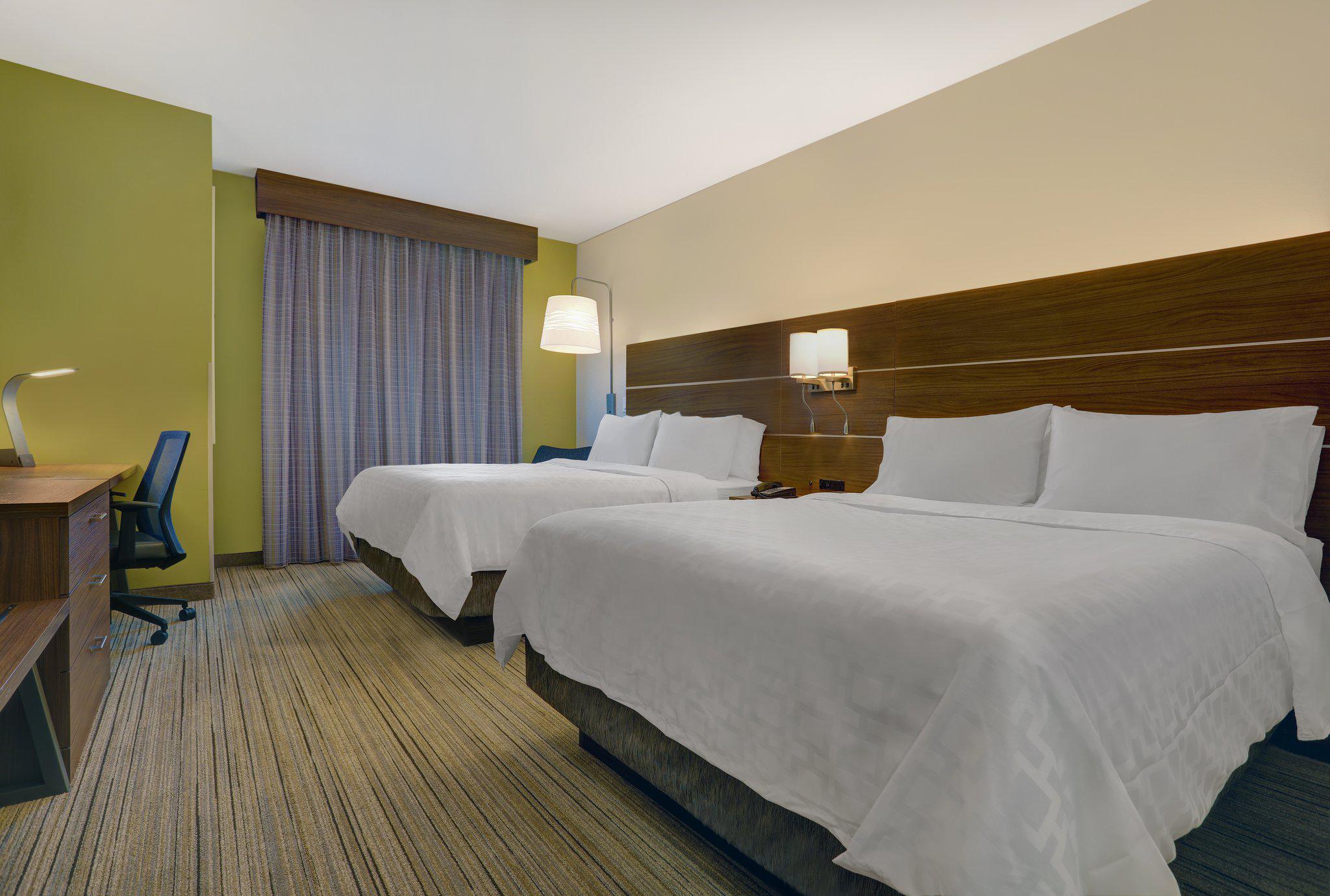 Holiday Inn Express & Suites Lenexa - Overland Park Area Photo