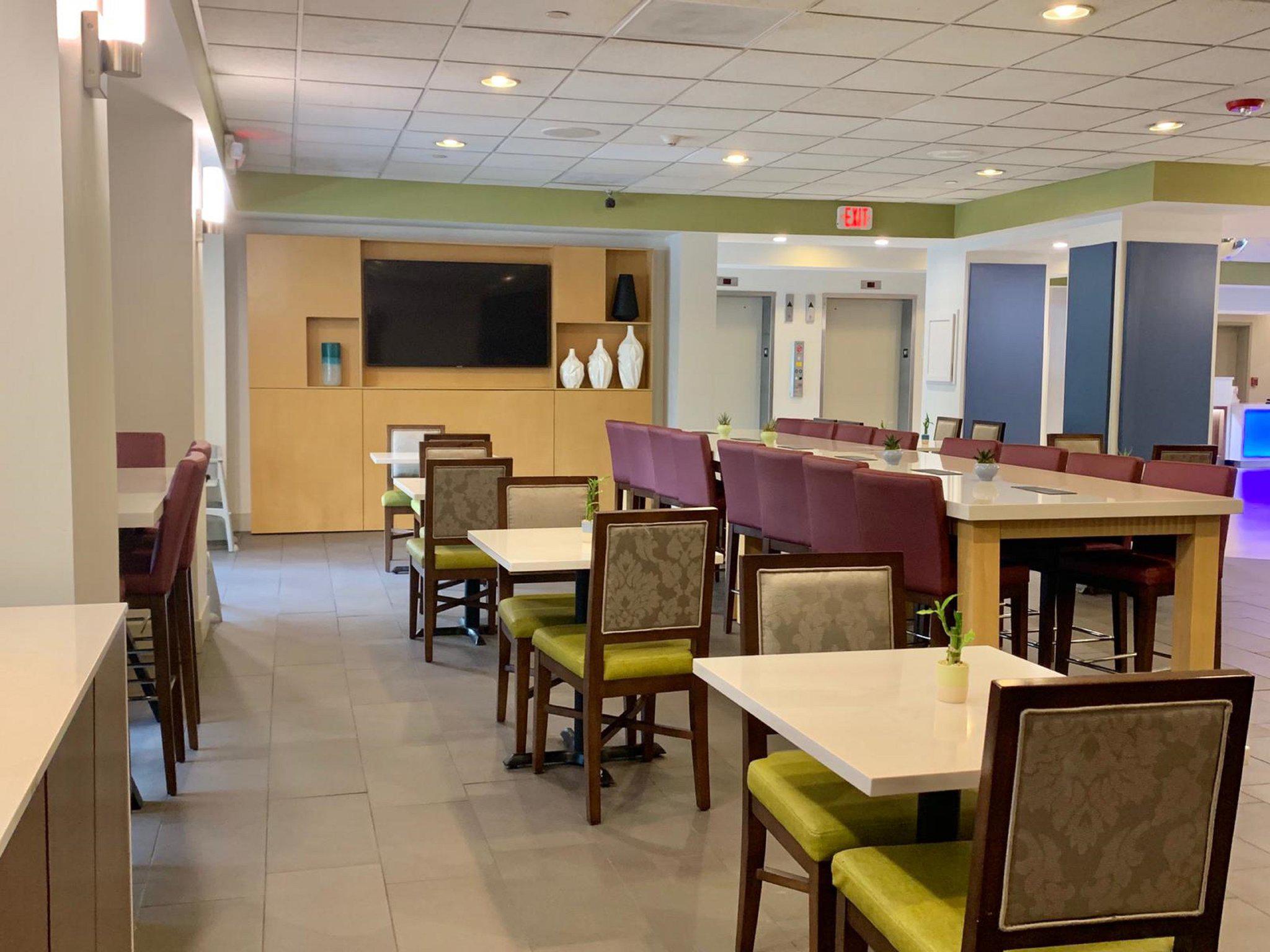 Holiday Inn Express & Suites Miami - Hialeah Photo