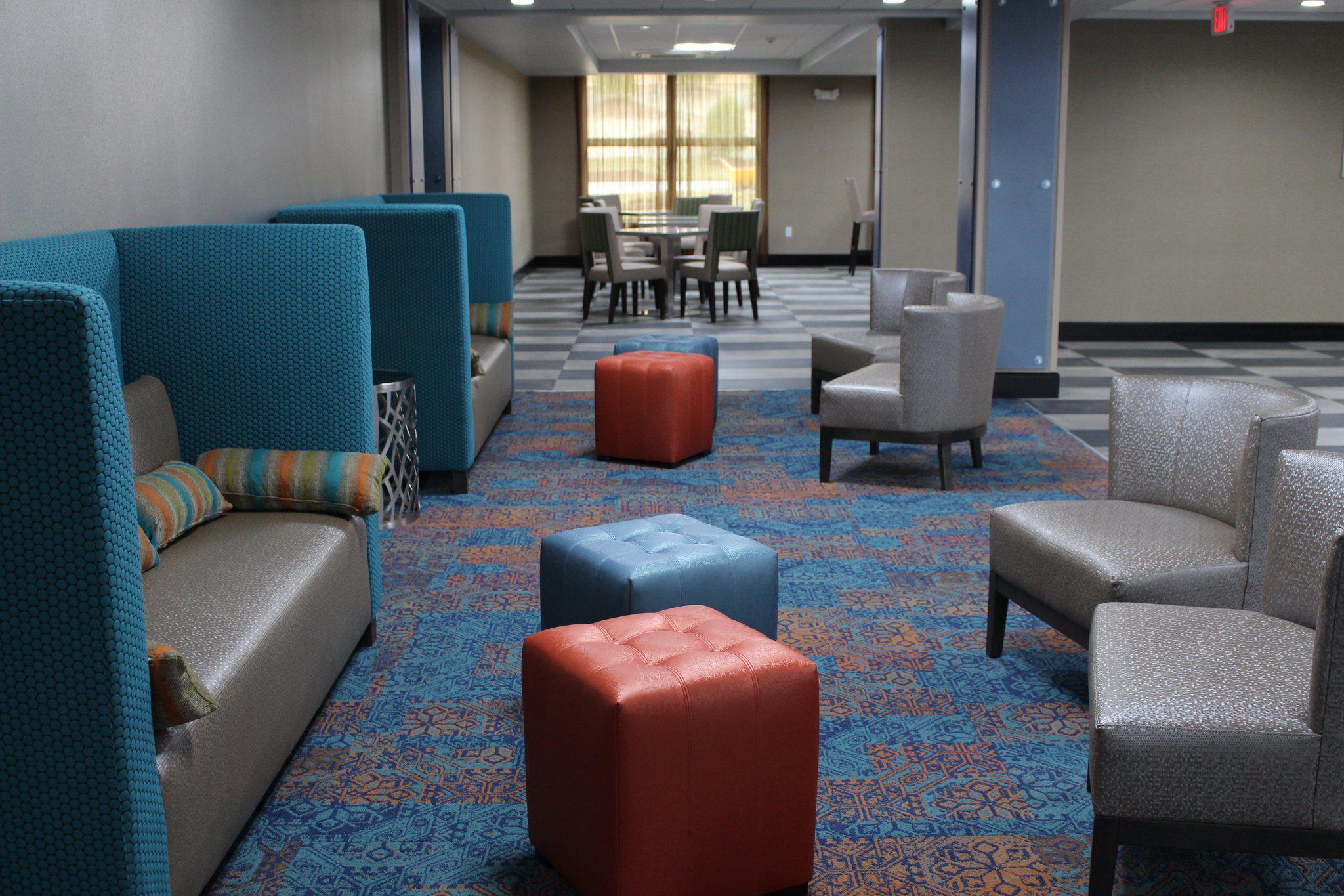 Holiday Inn Express & Suites Shawnee-Kansas City West Photo