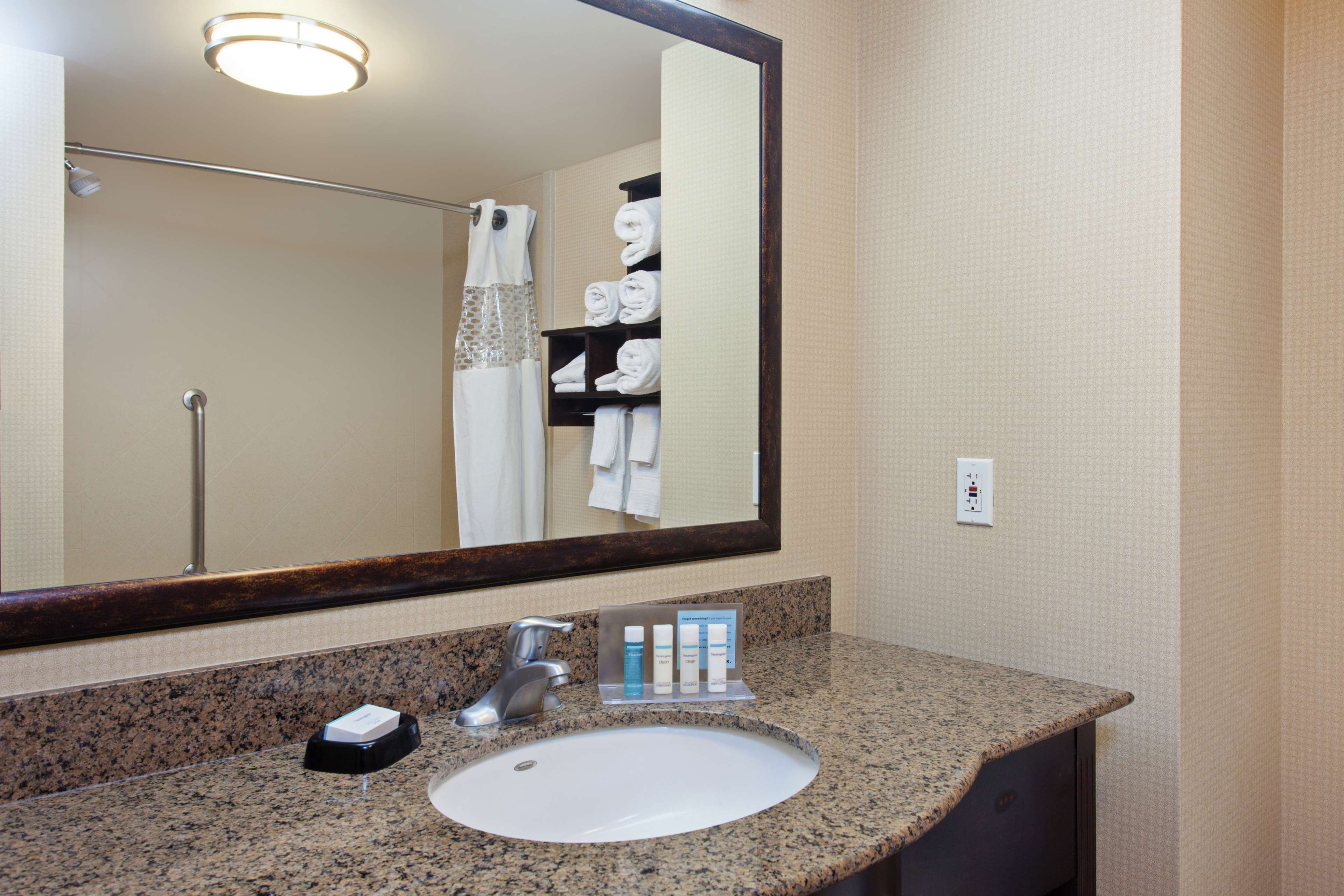 Guest room bath