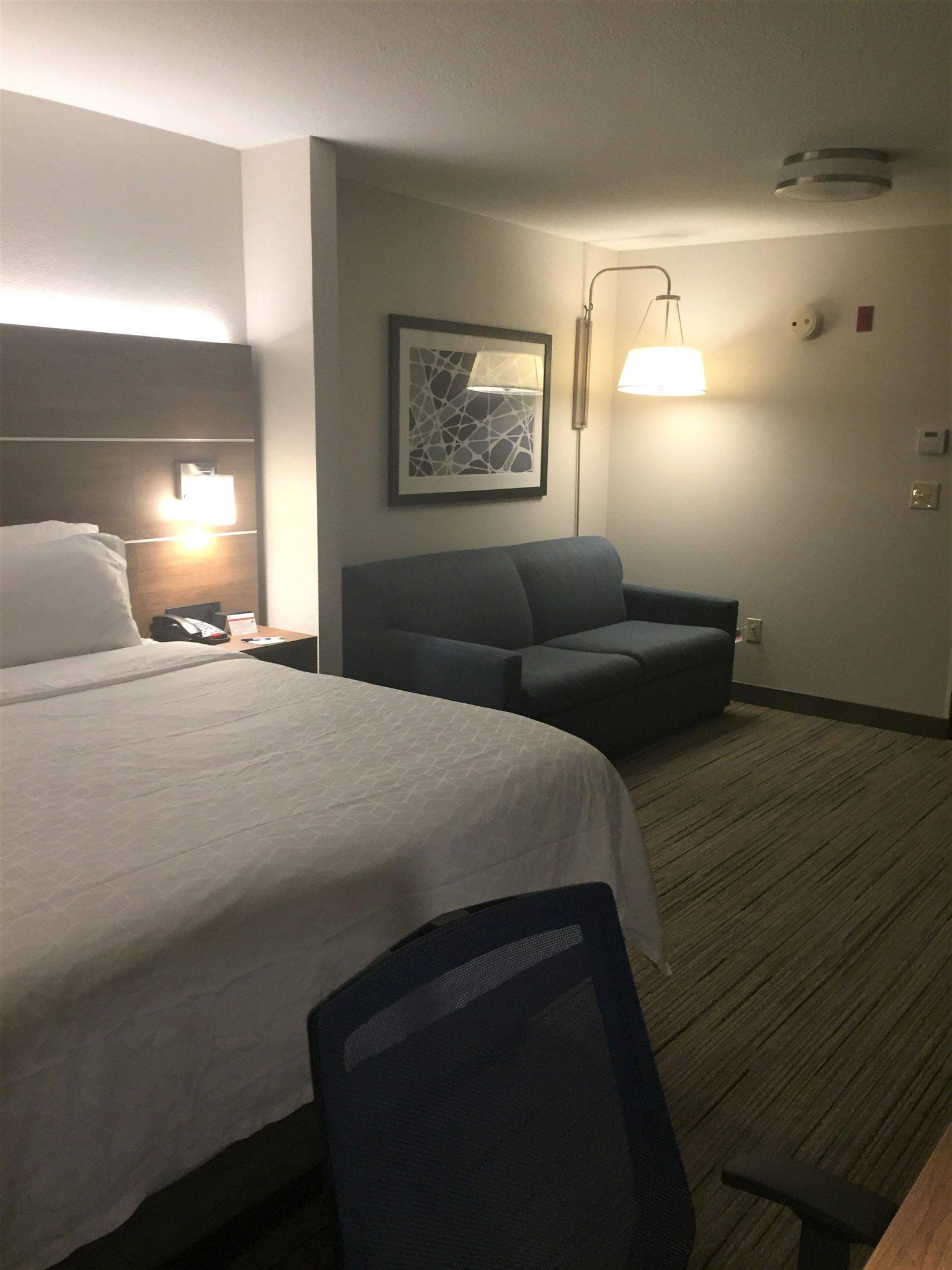 Holiday Inn Express & Suites Atlanta-Emory University Area Photo