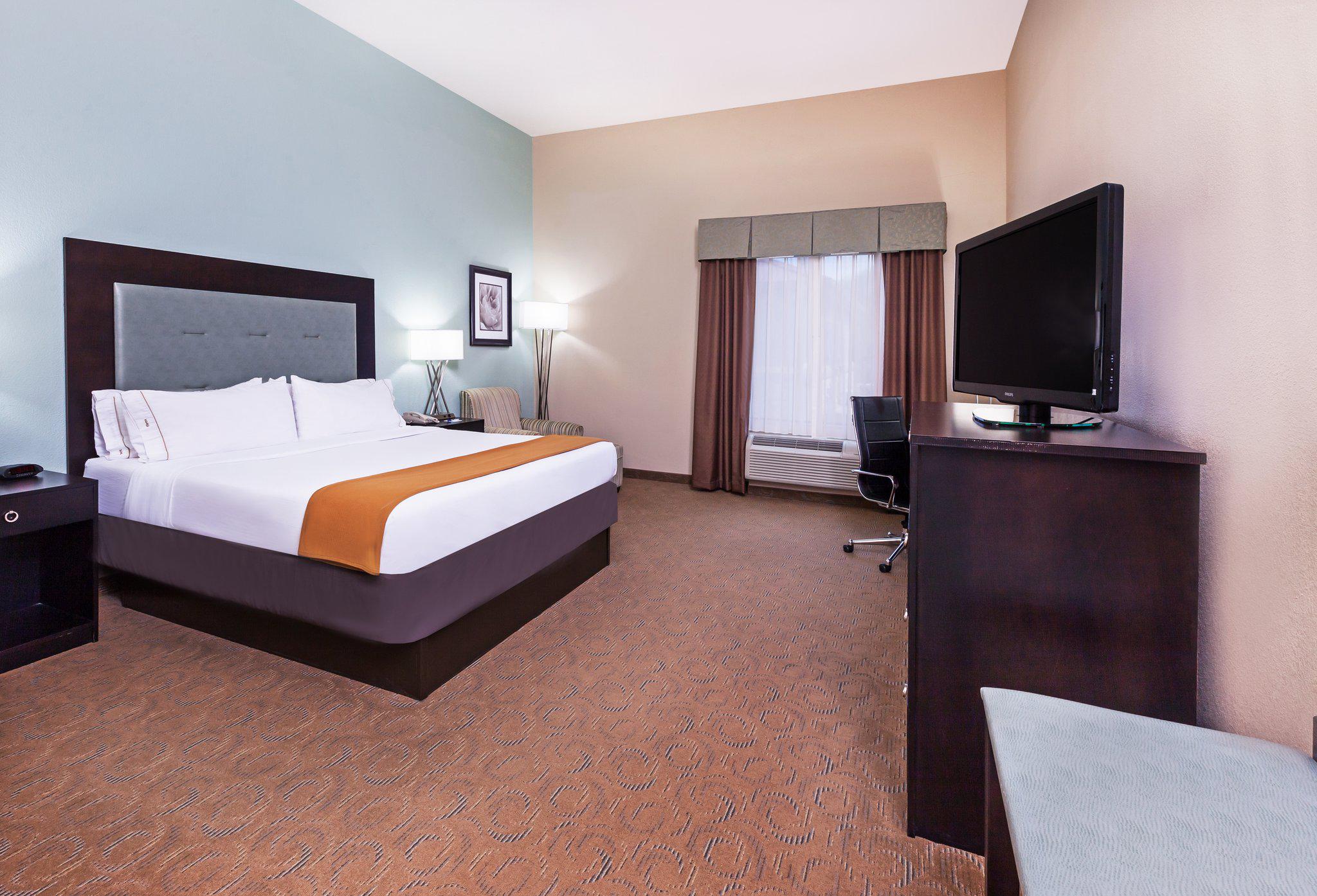 Holiday Inn Express & Suites Victoria Photo